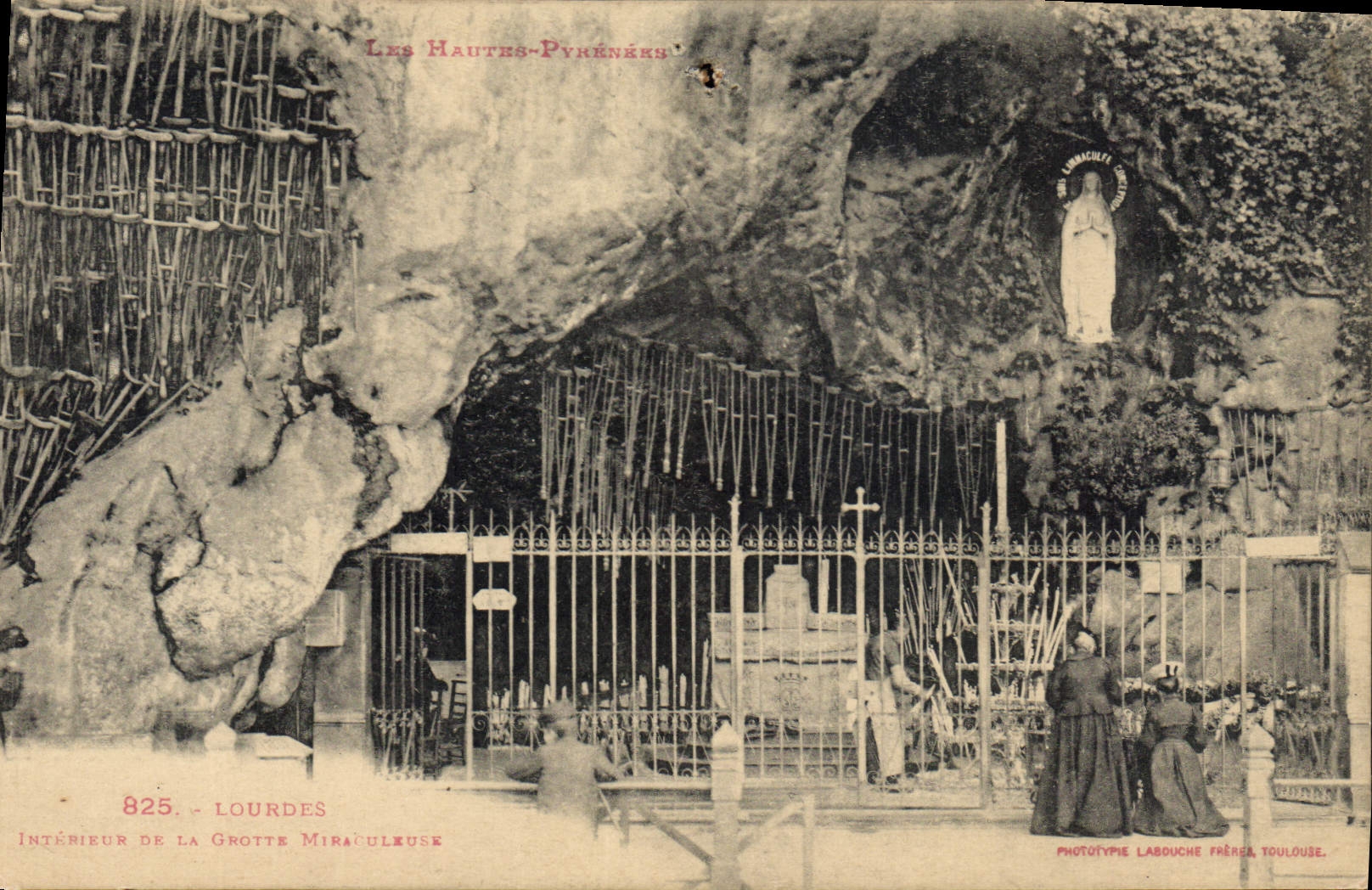 CPA Lourdes Interieur de la Grotte Miraculeuse 
