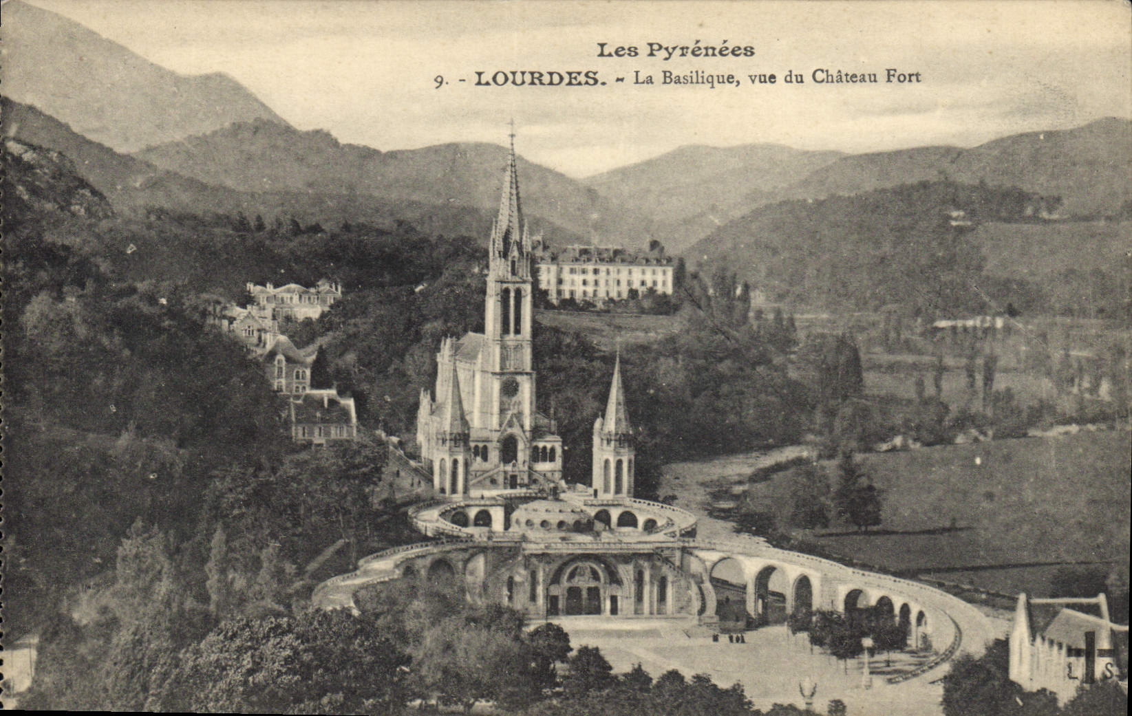 CPA Lourdes La Basilique vue du Chateau Fort 