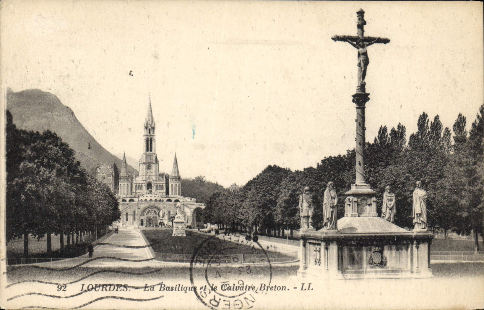 CPA Lourdes La Basilique et le Calvaire Breton 