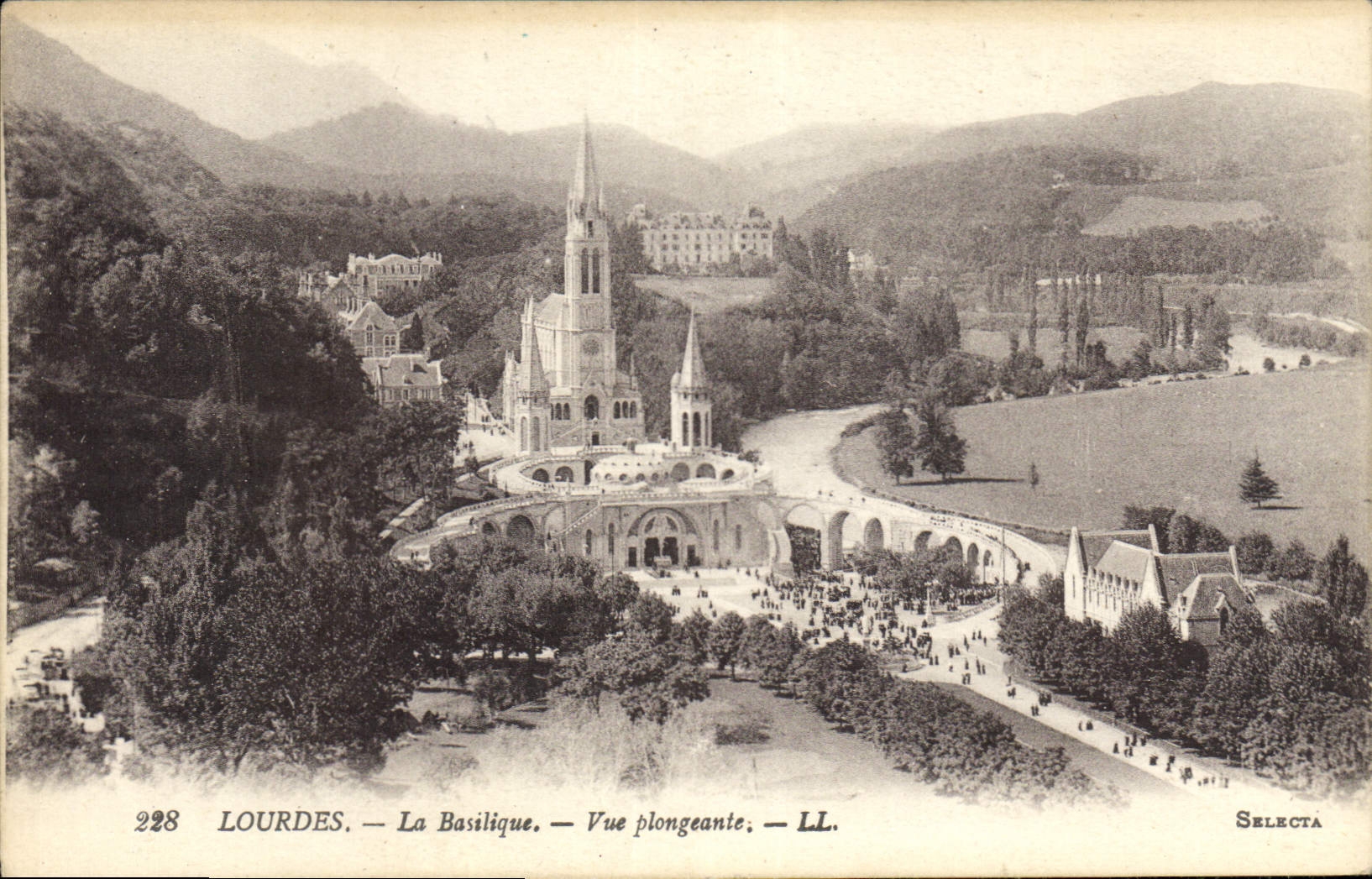 CPA Lourdes La Basilique Vue plongeante