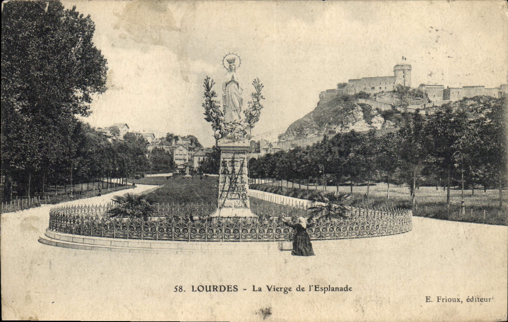 CPA Lourdes La Vierge de l'Esplanade 