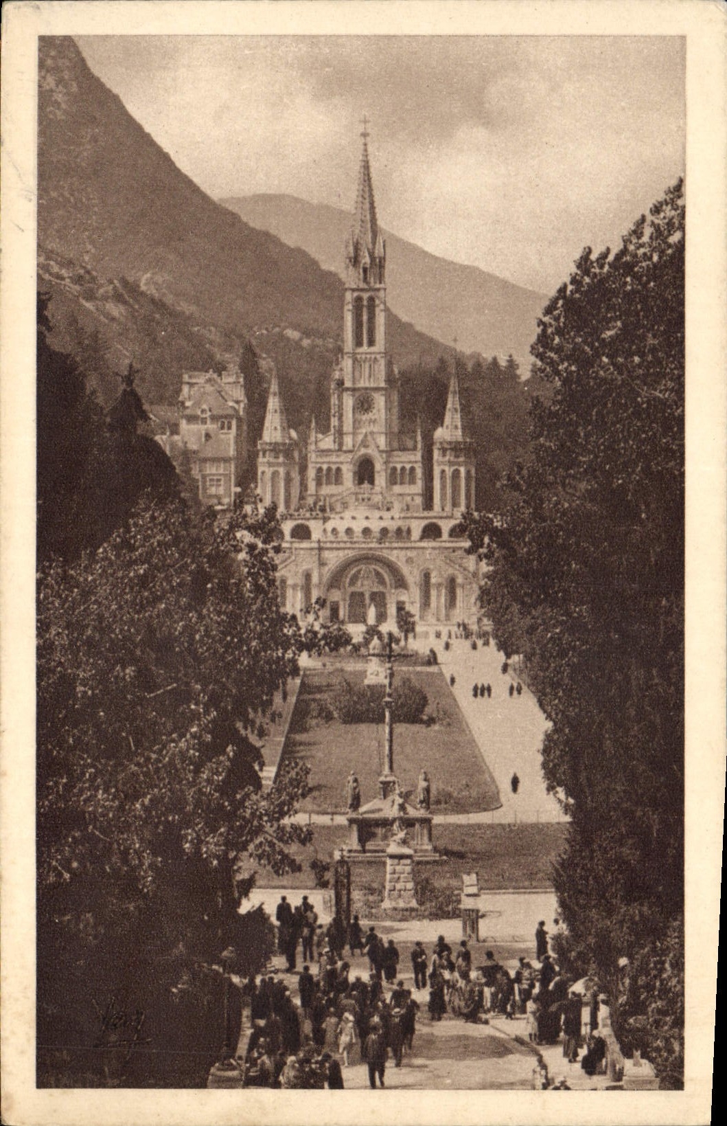 CPA Lourdes La Basilique et l'Esplanade 