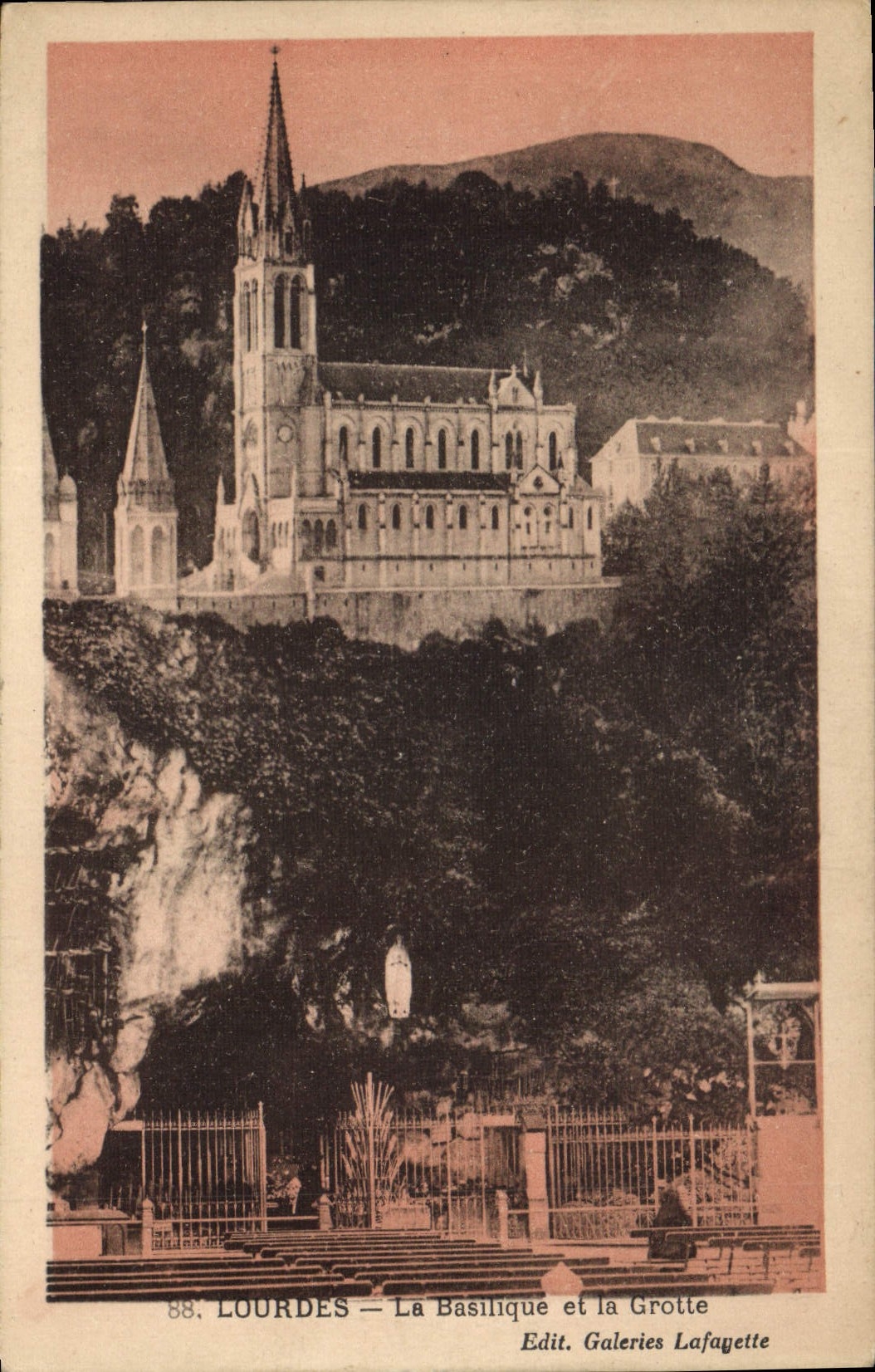 CPA Lourdes La Basilique et la Grotte 