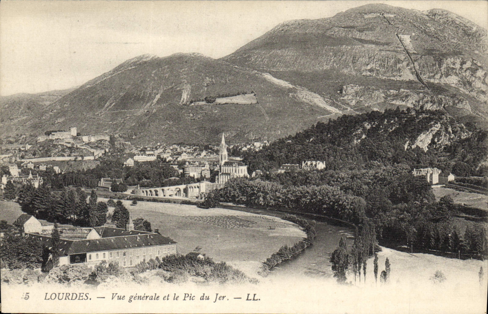CPA Lourdes Vue generale et le Pic du Jer 