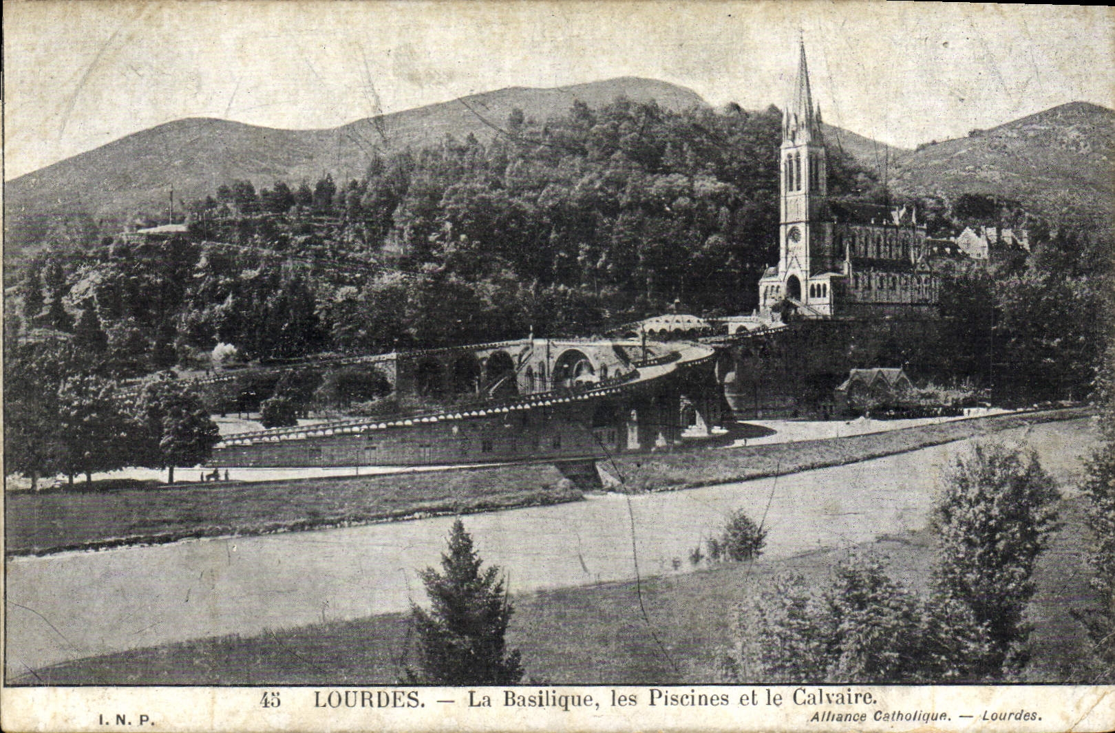 CPA Lourdes La Basilique les Piscines et le Calvaire 