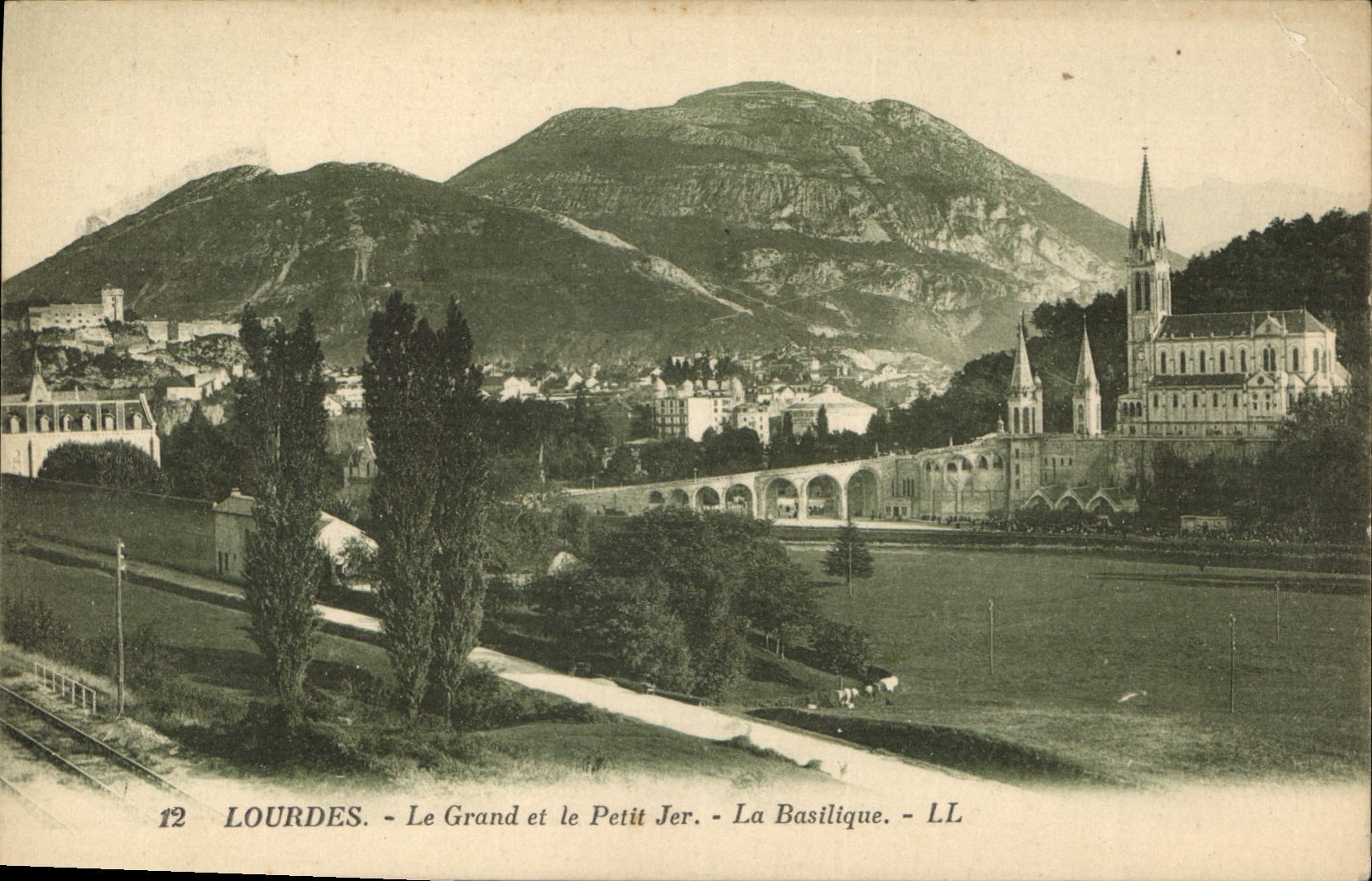 CPA Lourdes Le Grand et le Petit Jer La Basilique 
