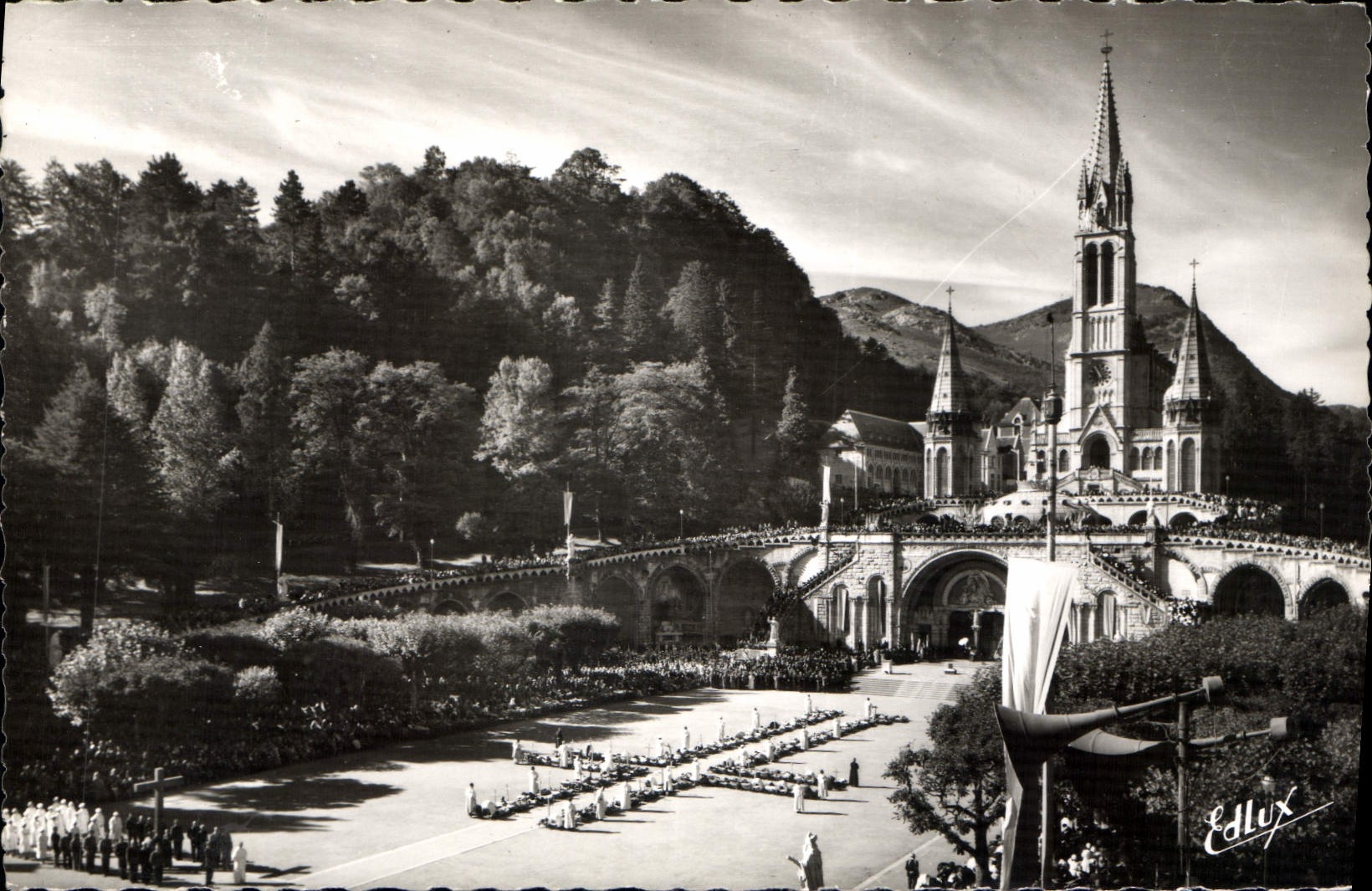 CPA Lourdes Les Malades assistant au Chemin de Croix pendant le Pelerinage du Rosaire 