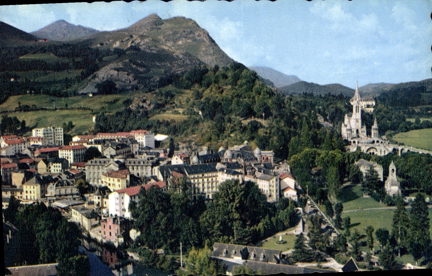 CPA Lourdes La Basilique Vue generale 