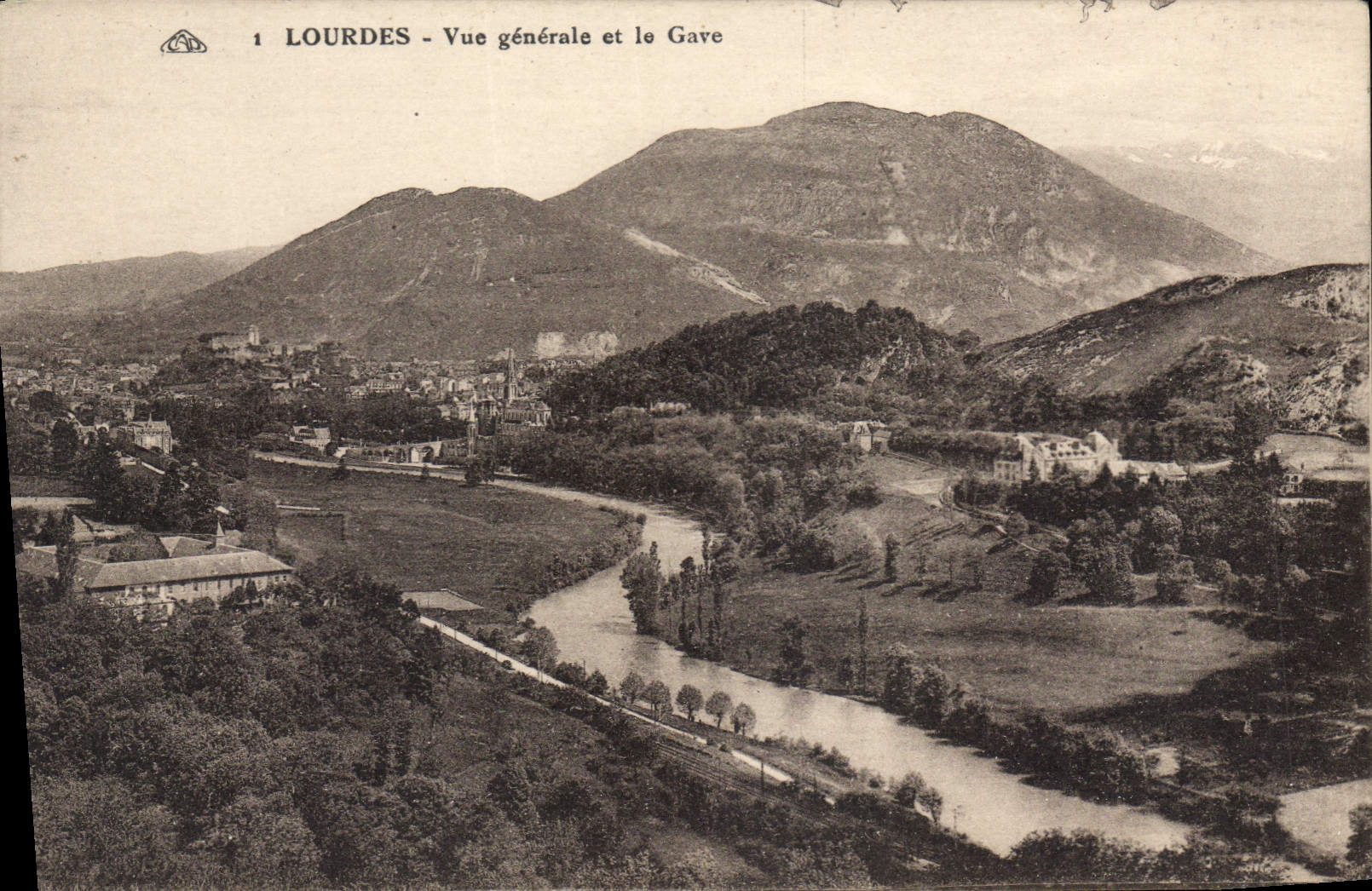 CPA Lourdes Vue general et le Gave 