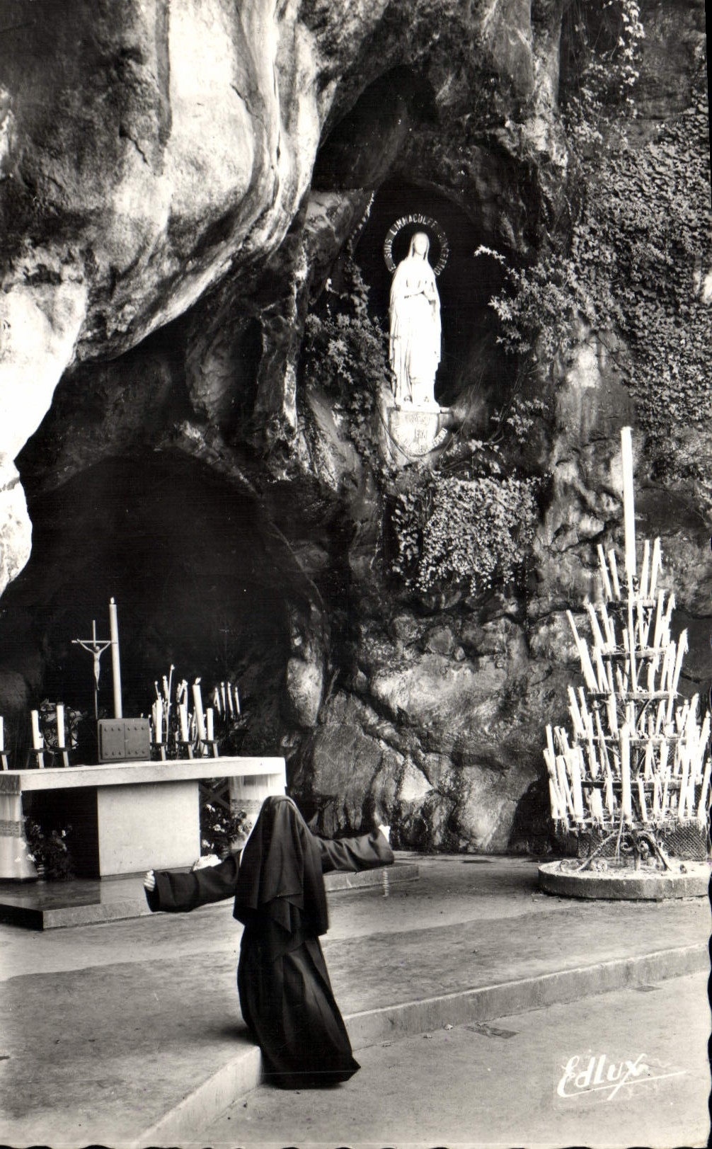 CPA Lourdes La Grotte Miraculeuse 