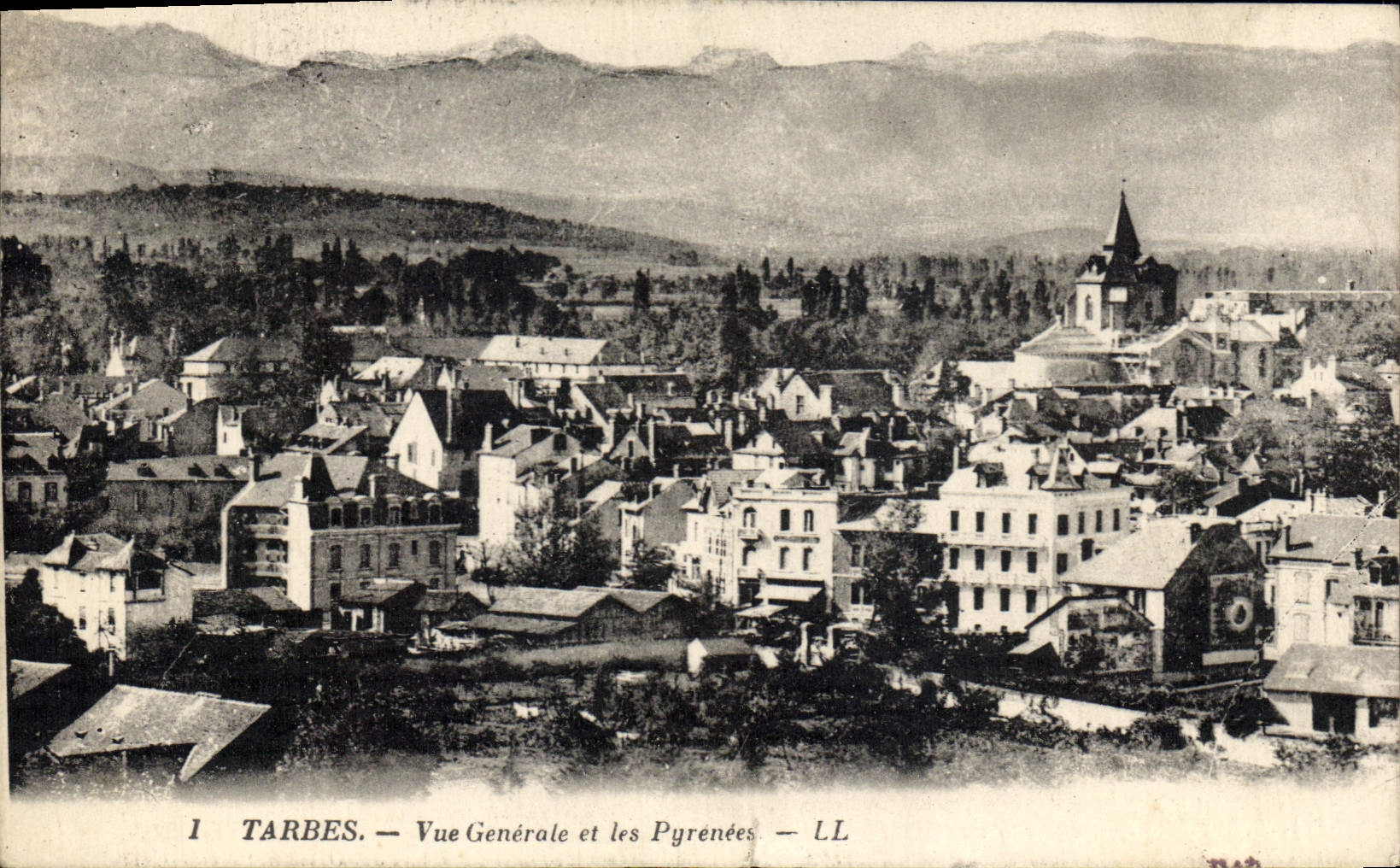 CPA Tarbes Vue generale et les Pyrenees 