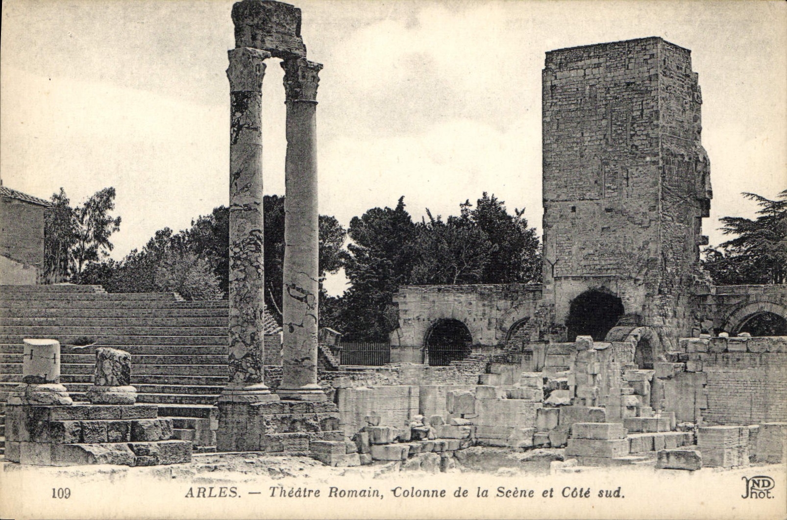 CPA Arles Theatre Romain Colonnen de la Seene et Cote sud