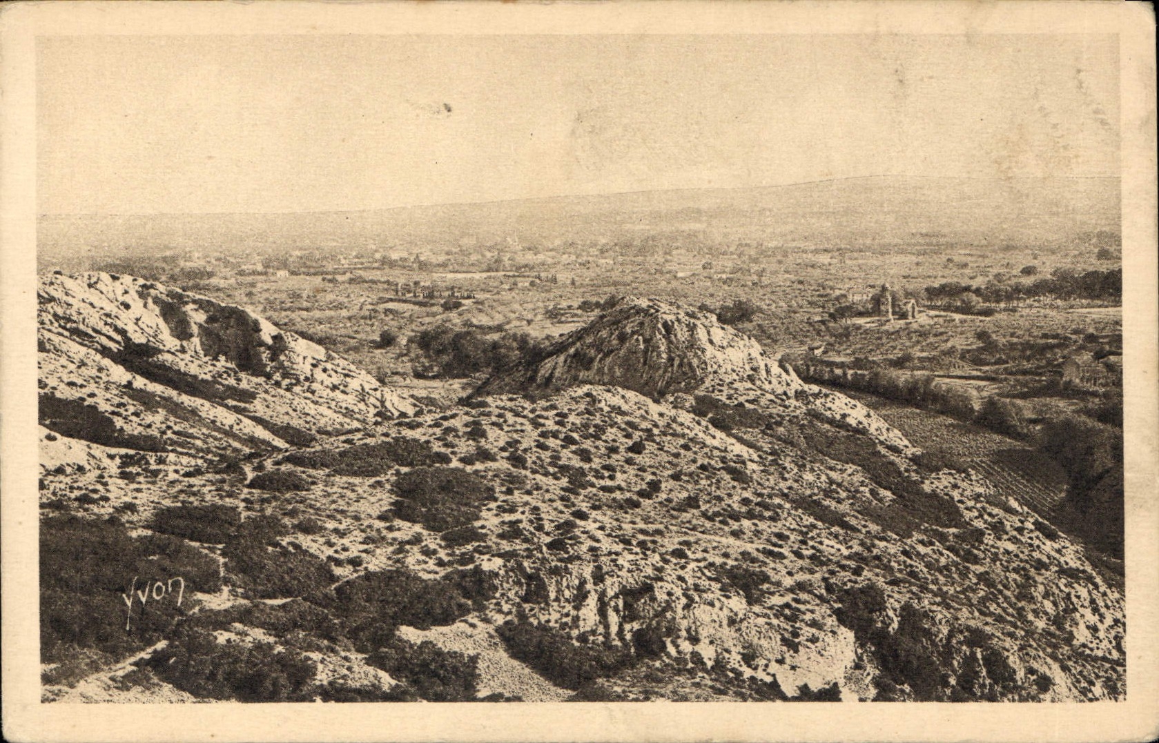 CPA Paysages etr Pierres de Provence Saint Remy de Provence Le Plateau des Antiquites vu des Alpille