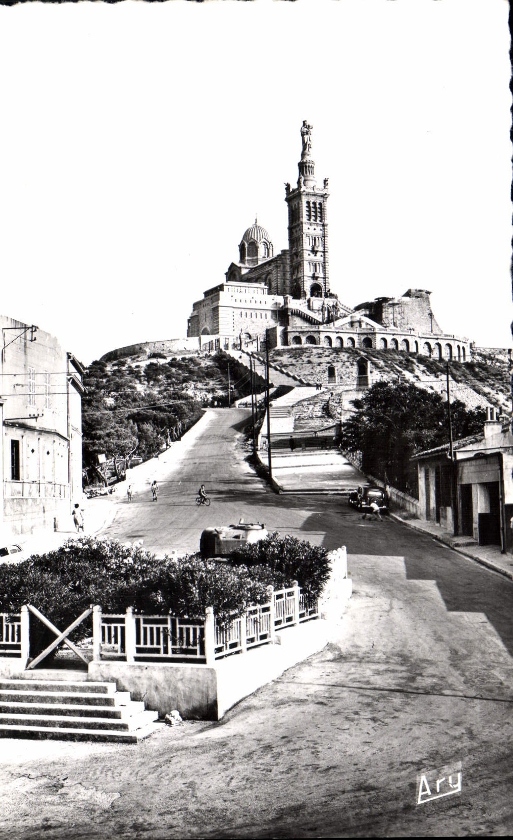 CPA Marseille Montee a ND de la Garde et le Char Jeanne d'Arc 