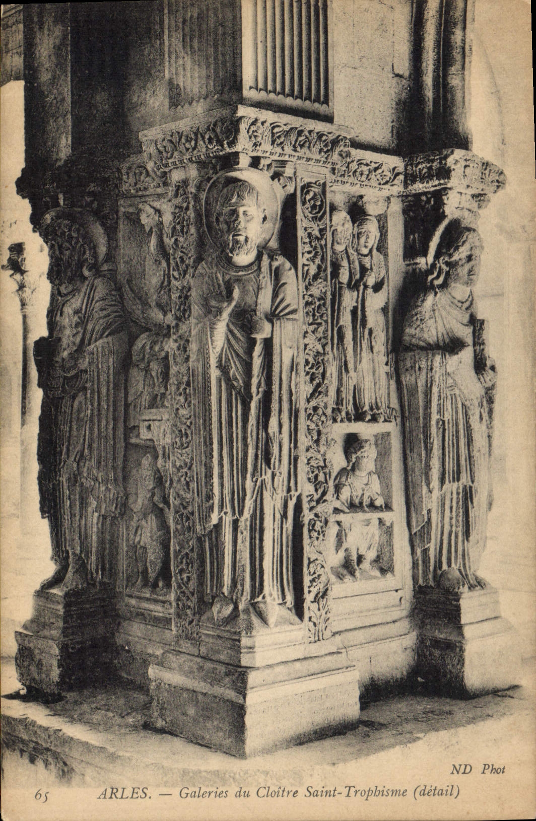 CPA Arles Galeries du Cloitre Saint Trophisme detail 