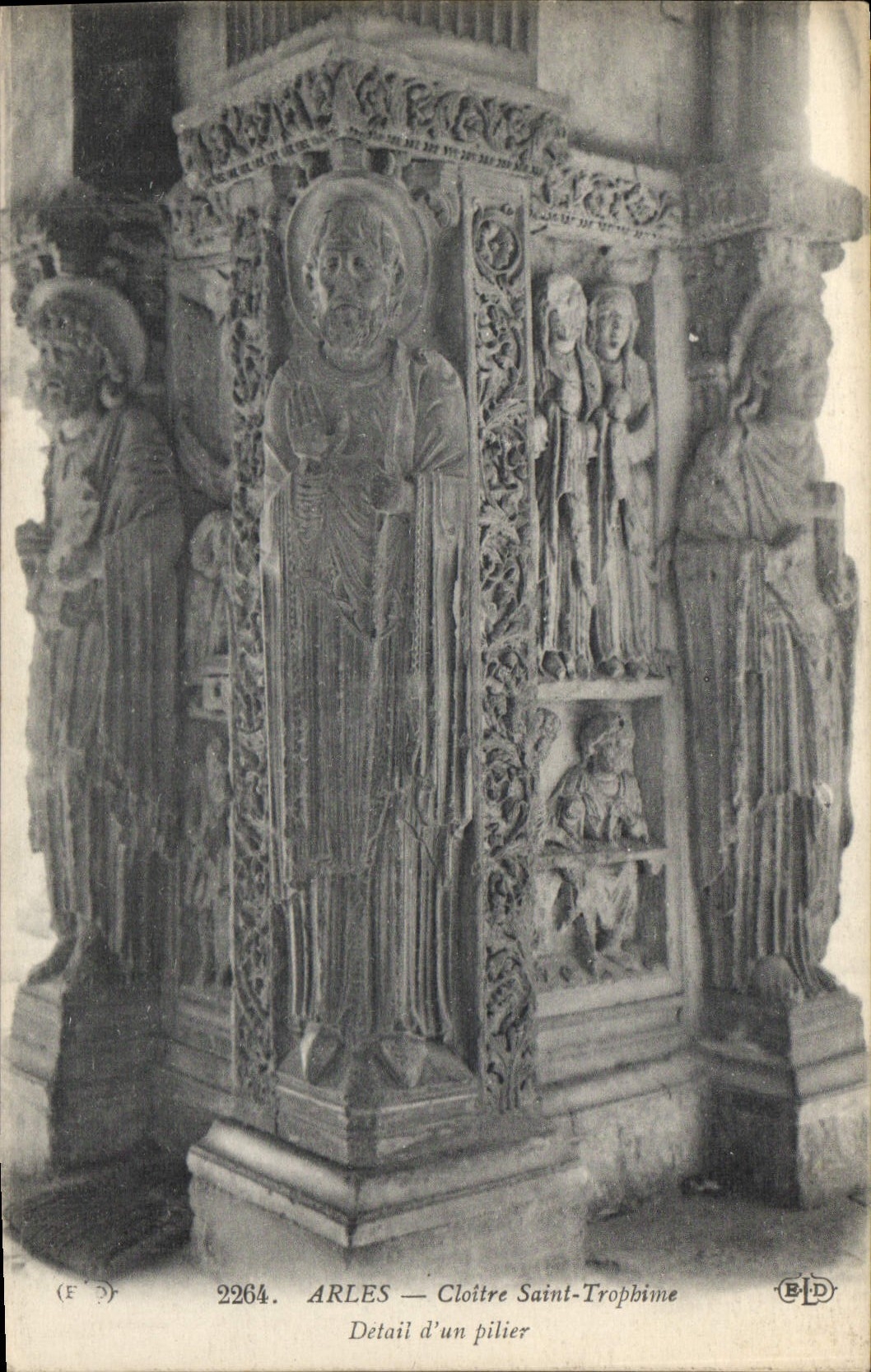 CPA Arles Cloitre Saint Trophime detail d'un pilier 