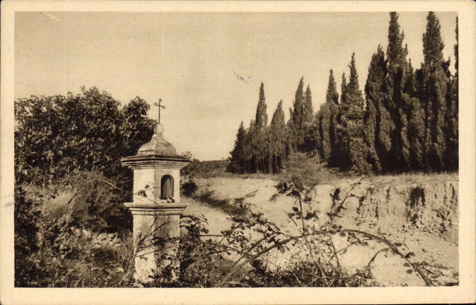 CPA Oratoire Saint Joseph Eyguieres au croisement des chemins de Saint Joseph et des Freres Mineurs 