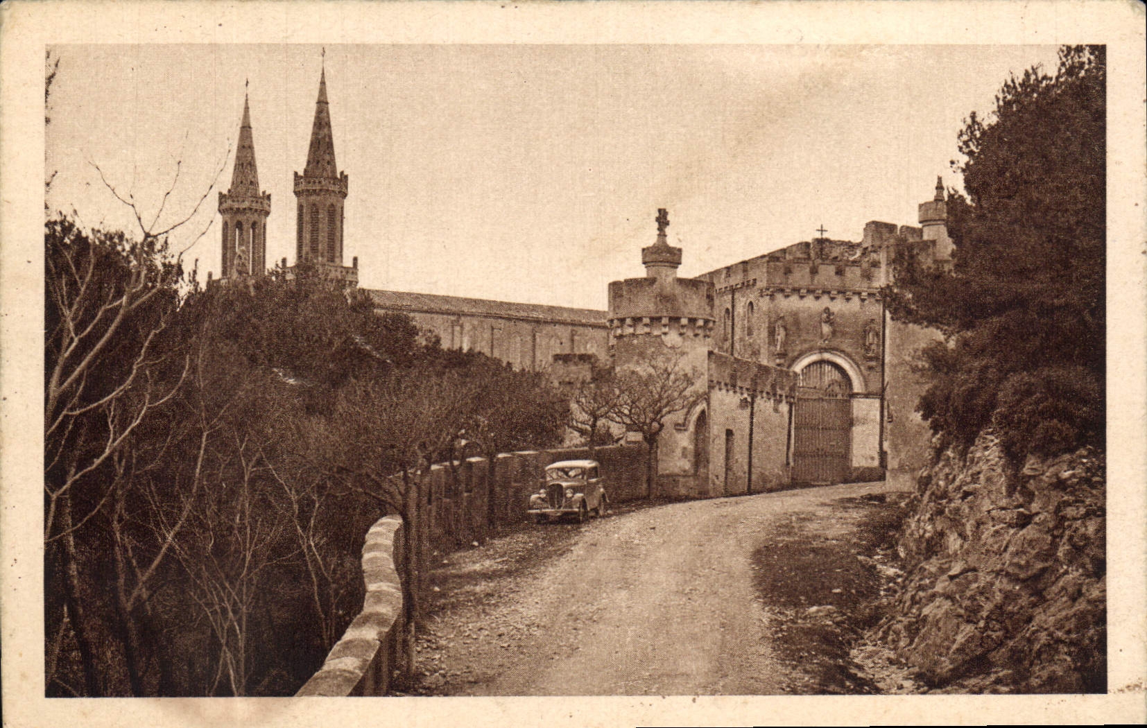 CPA Saint Michel de Frigolet B du Rh l'Arrivee a l'Abbaye Ancienne entree du Monastere avec ses tour