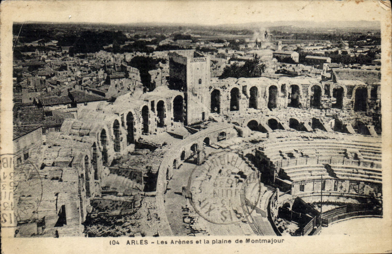 CPA Arles les Arenes et la Plaine de Montmajour 