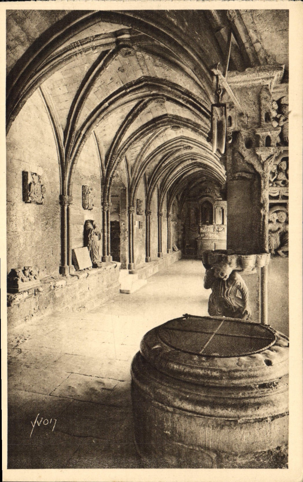 CPA Arles Bouches du Rhone Galerie du Cloitre de St Trophime 