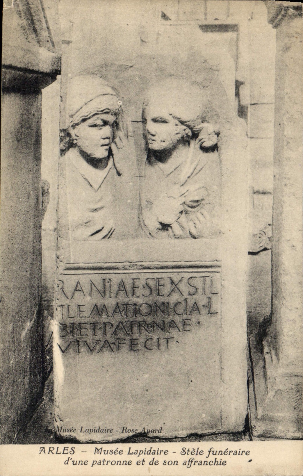 CPA Arles Musee Lapidaire Stele funeraire d'Une patronne et de son affranchie 