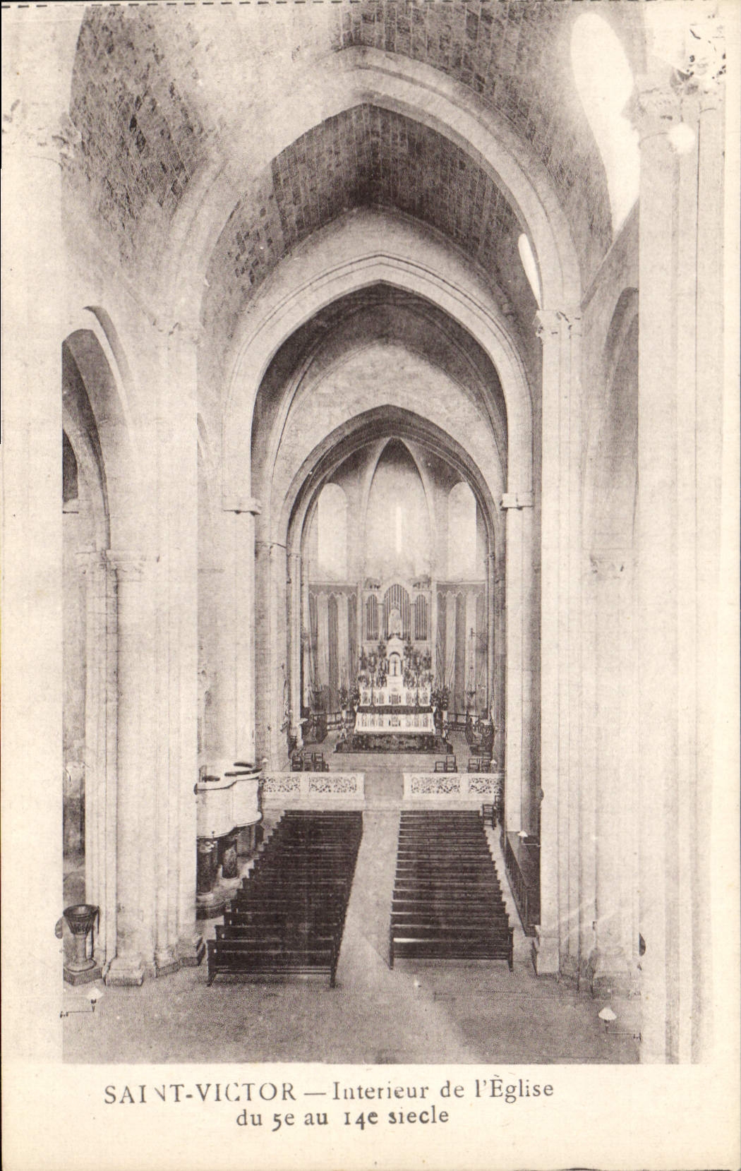 CPA Saint Victor Interieur de l'Eglise du 5e au 14e siecle 