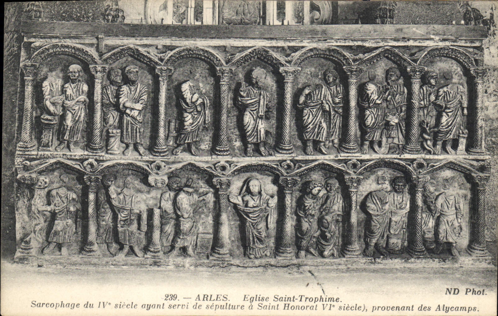 CPA Arles Eglise Saint Trophime Sarcophage du IV siecle ayont serrvi de sepulture a Saint Honorat VI