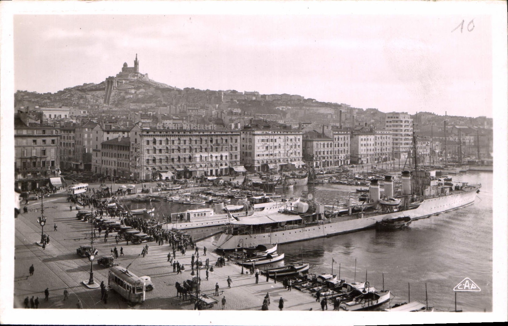 CPA Marseille Quai des Belges et N D de la Garde Bateau