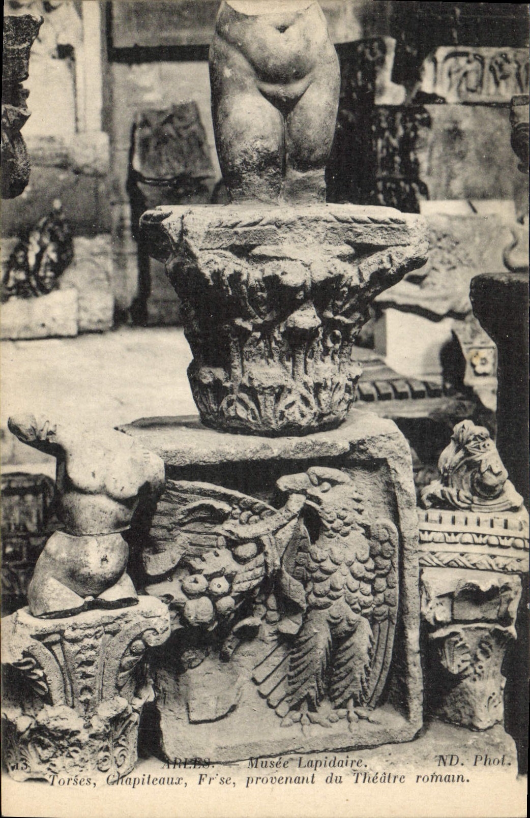 CPA Arles Musee Lapidaire Torses Chapileaux Provenant du Theatre Romain 
