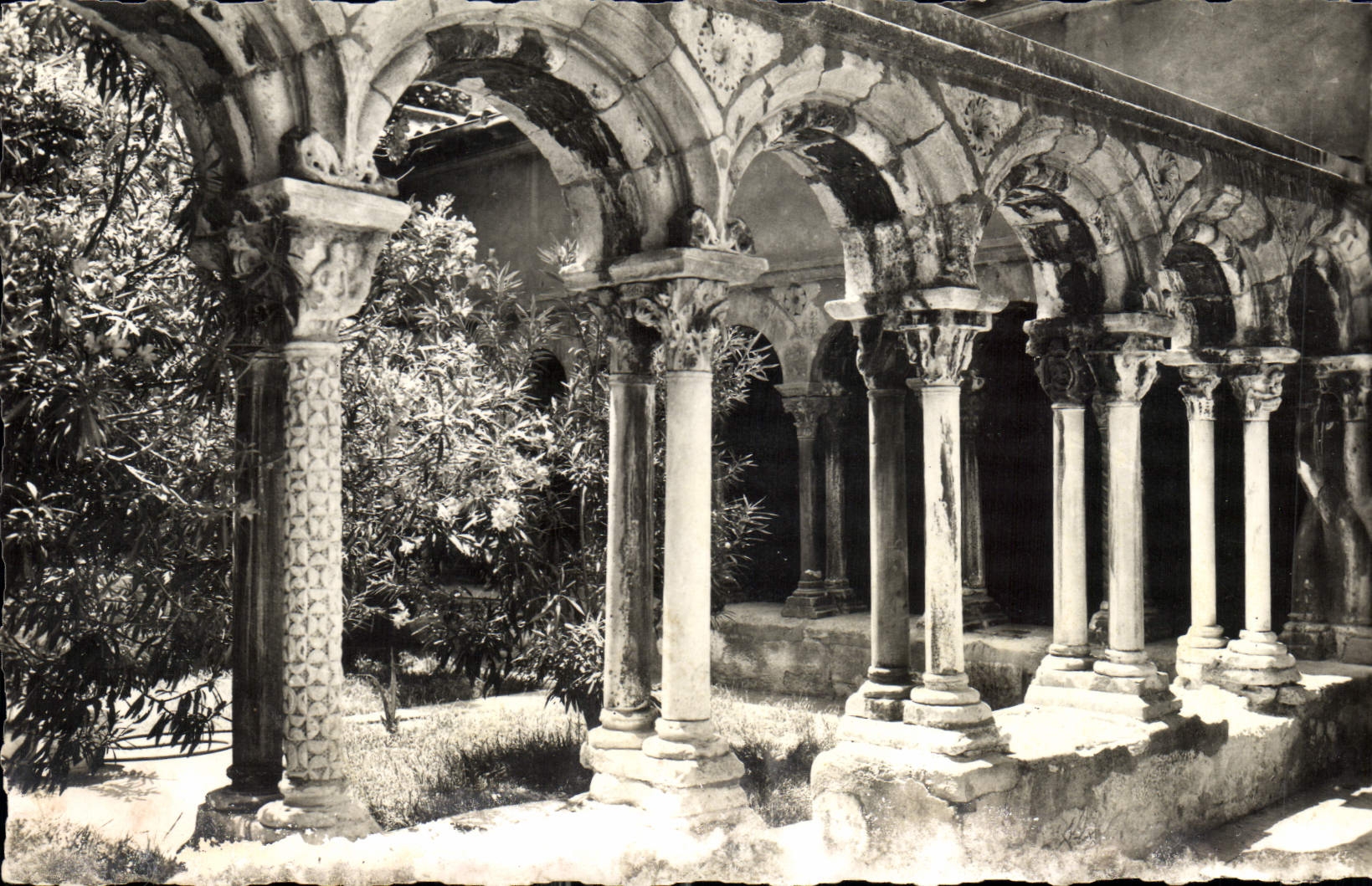 CPA La Cite du Roy Rene Aix en Provence le Cloitre de la Cathedrale Saint Sauveur M H XI S 