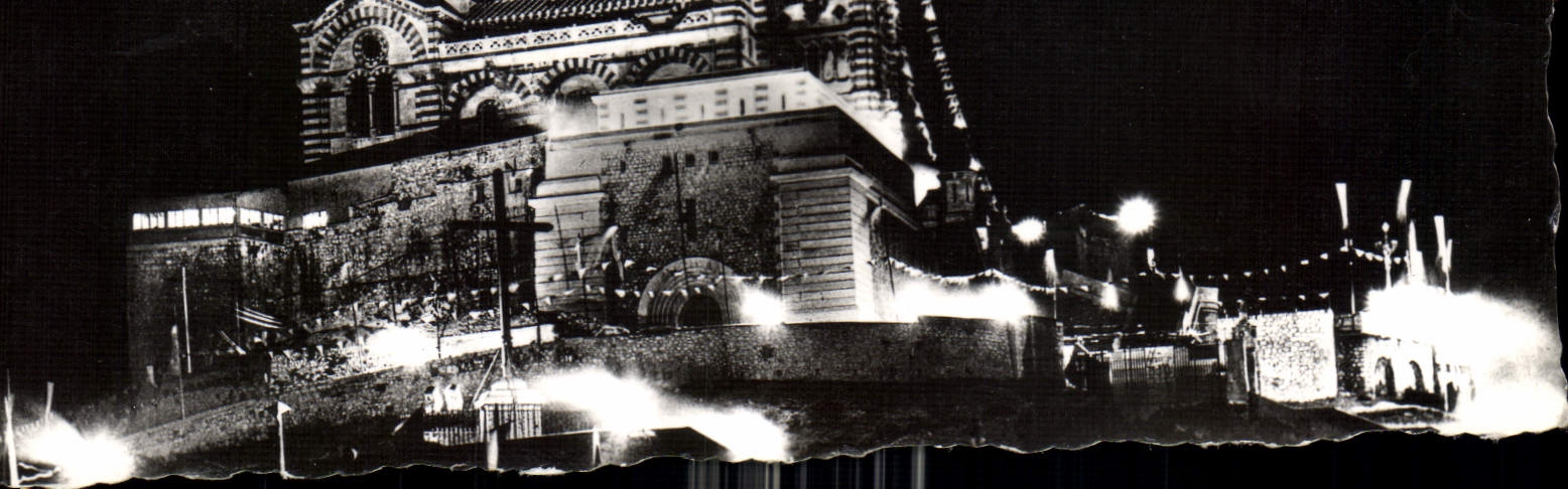 CPA Le Carrefour du Monde Marseille Basilique Notre Dame de la Garde la nuit 