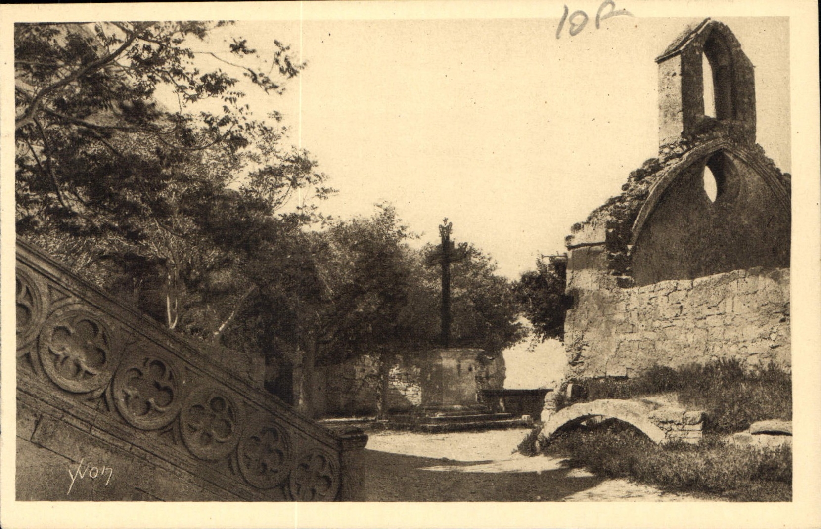 CPA Paysages et Pierre de Provence les Baux B du R Place de l'Eglise et Chapelle des Penitents XVI s