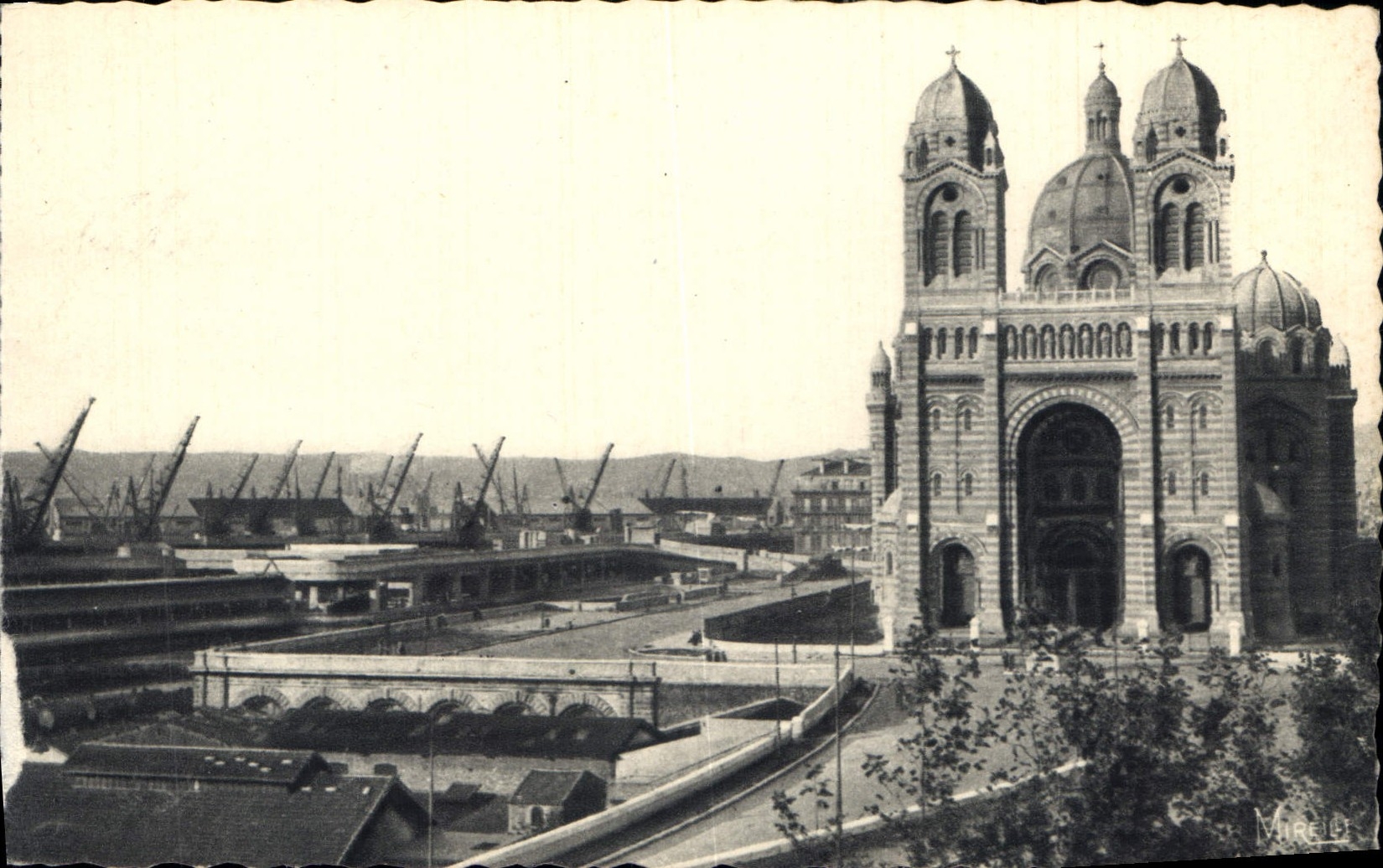 CPA La Cathedrale et les Quais 