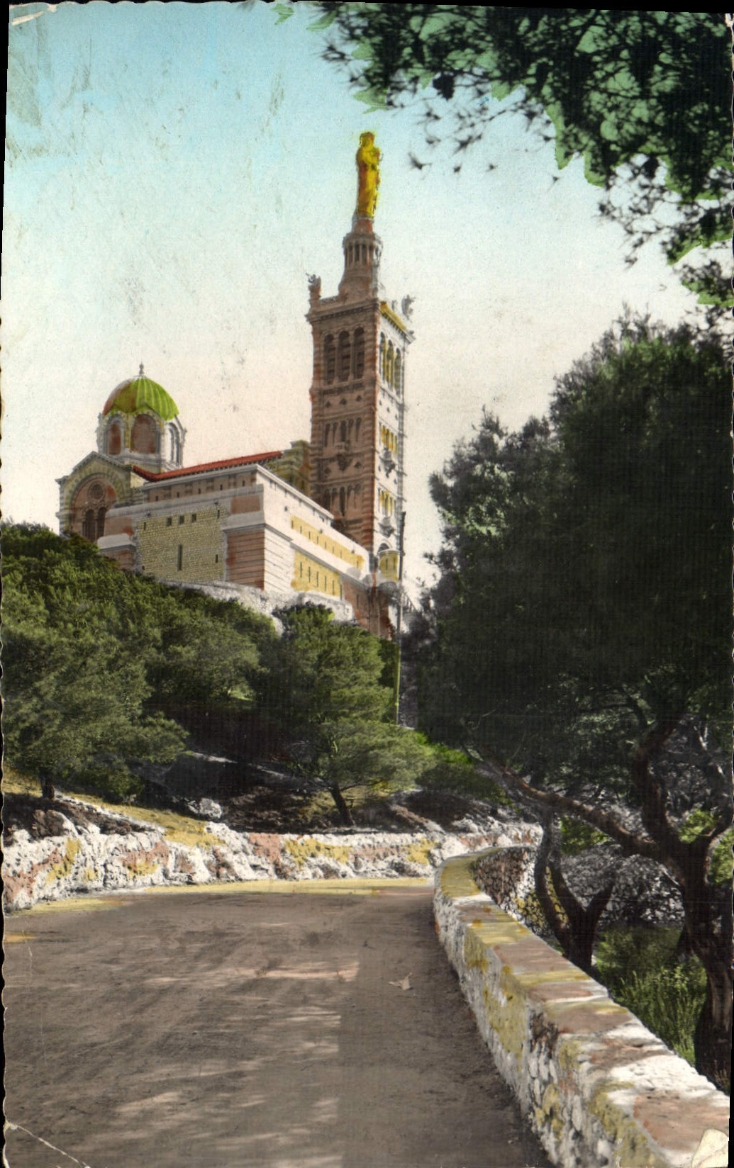 CPA Le Carrefour du Monde Marseille Basilique Notre Dame de la Garde 