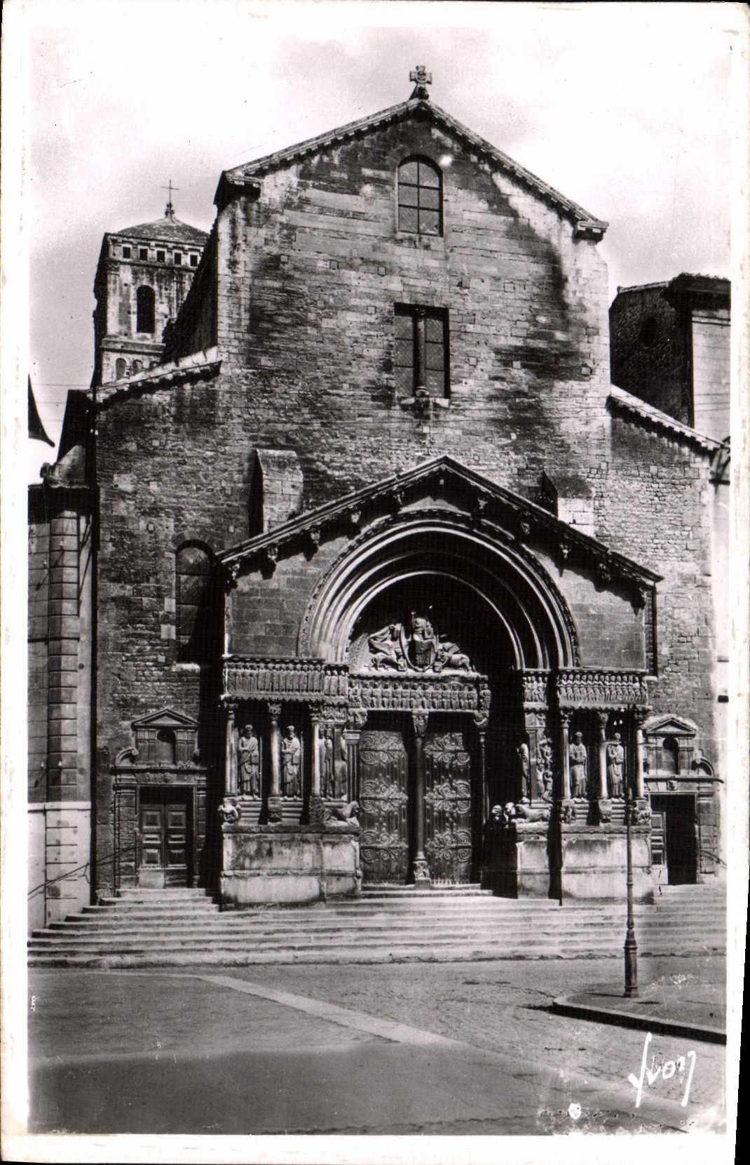 CPA Arles B du R Cathedrale de Saint Trophime