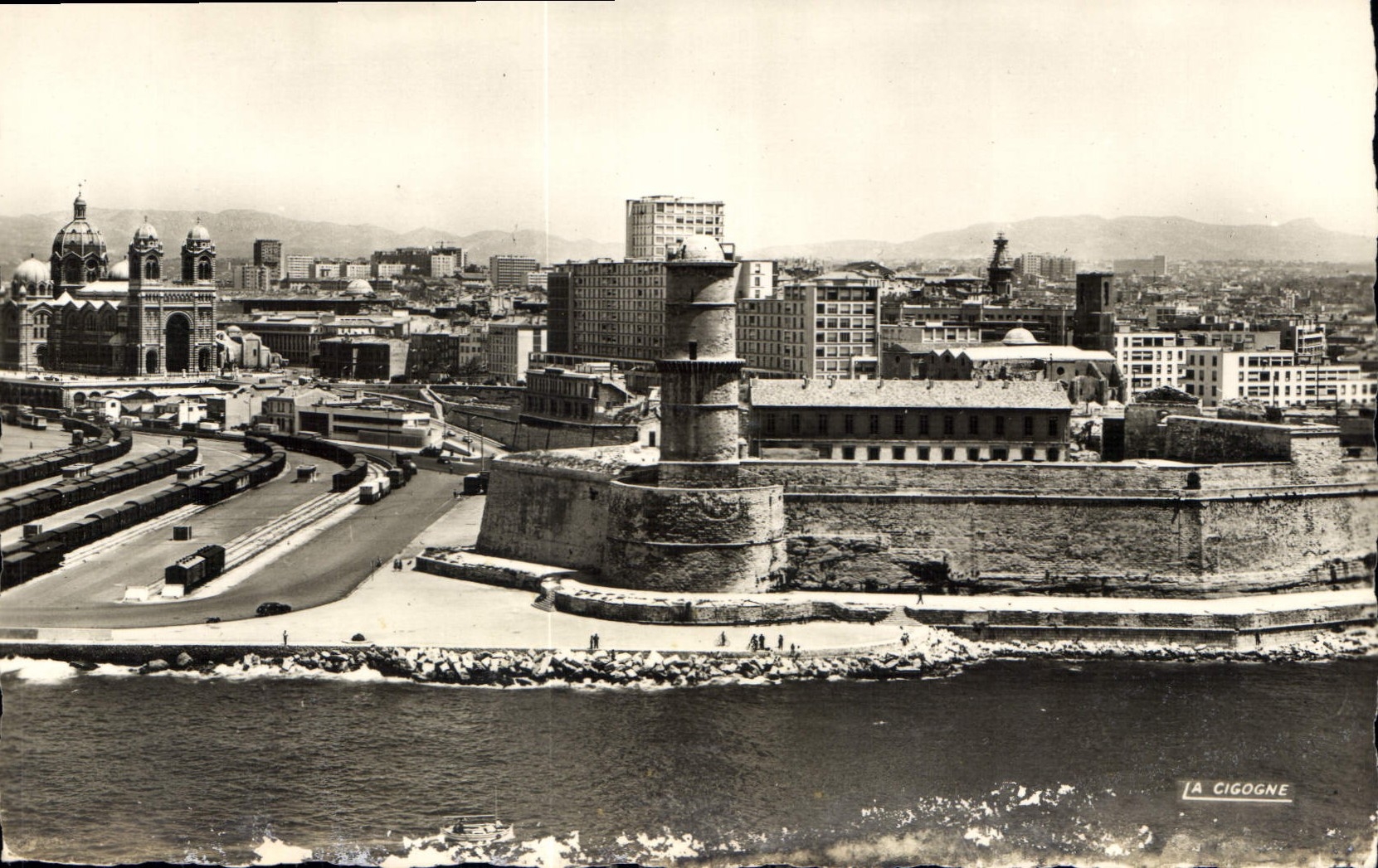 CPA Marseille B du R le Fort Saint Jean et la Cathedrale 