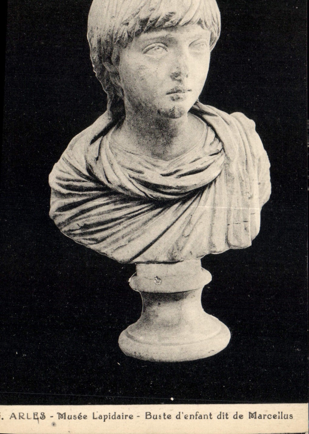 CPA Arles Musee Lapidaire Buste d'enfant dit de Marcellus