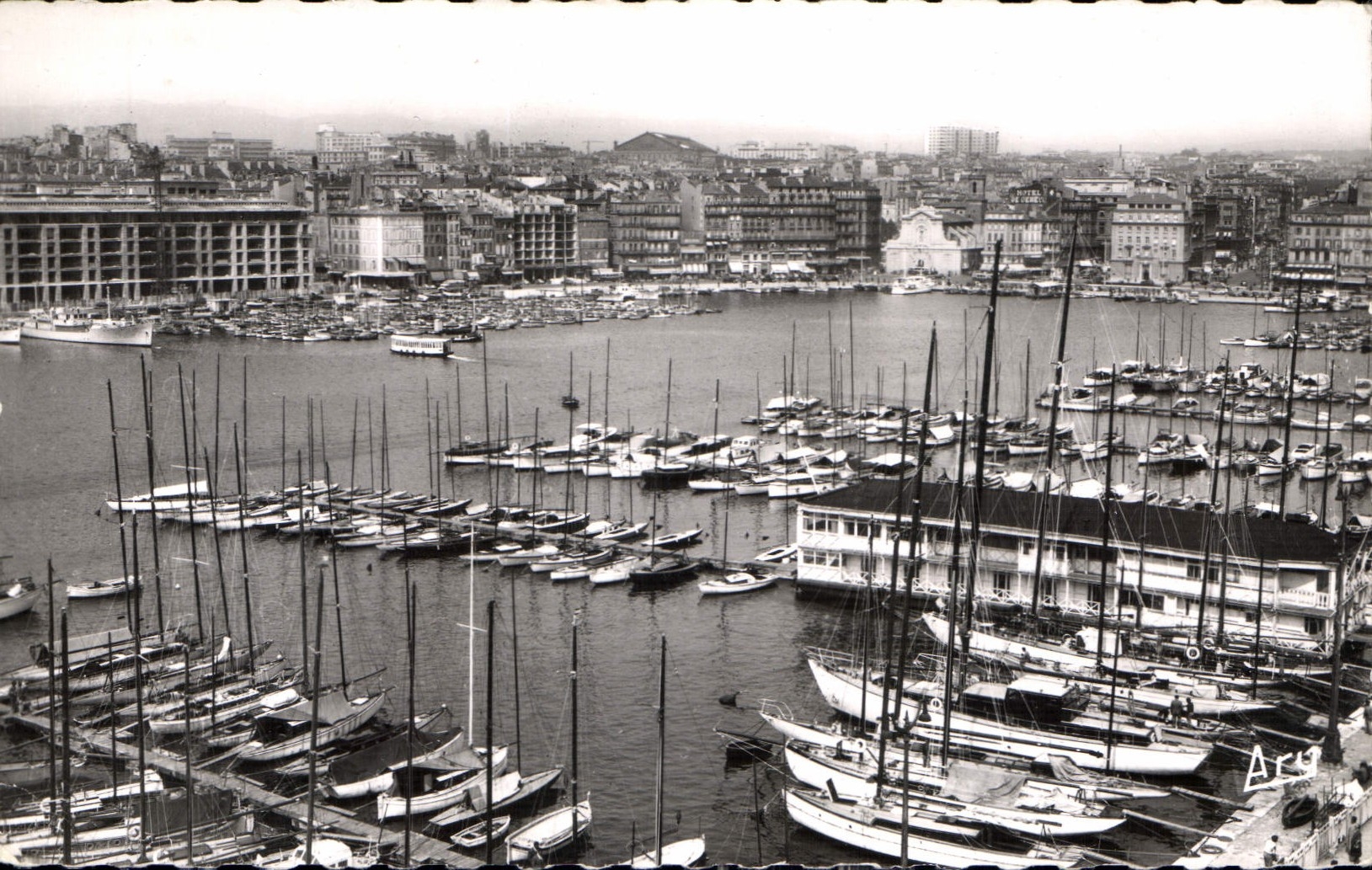 CPA Marseille Panorama sur le Port Dans le fond la Canebiere Bateaux