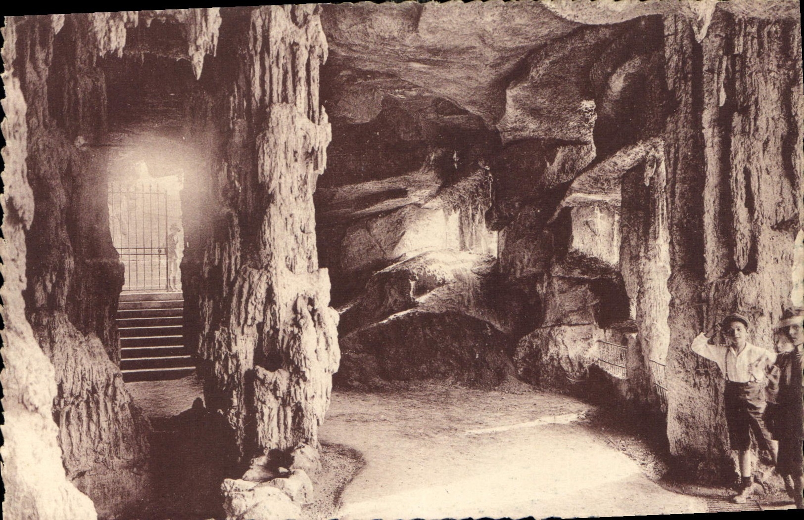 CPA Nice A M la Grotte du Jardin Albert Ier la joie des enfants