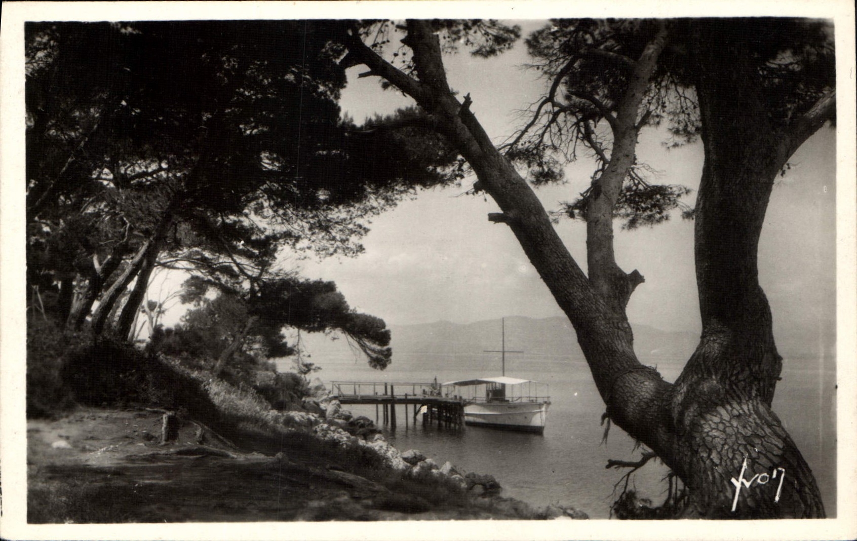 CPA Cote d'Azur Ile Ste Marguerite l'Embarcadere Bateau