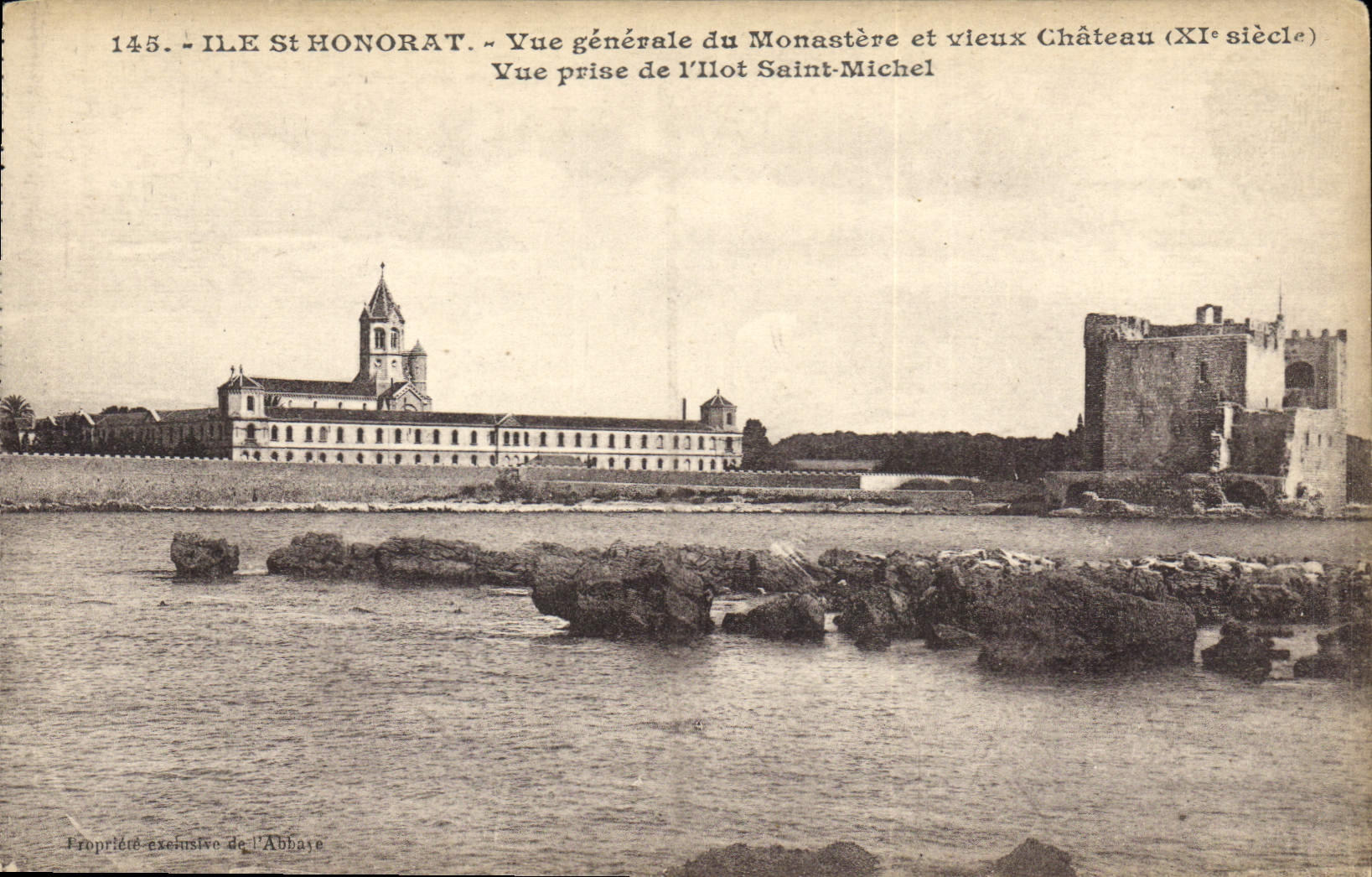 CPA Ile St Honorat vue generale du Monastere et Vieux Chateau XI siecle vue prise de l'Ilot Saint Mi