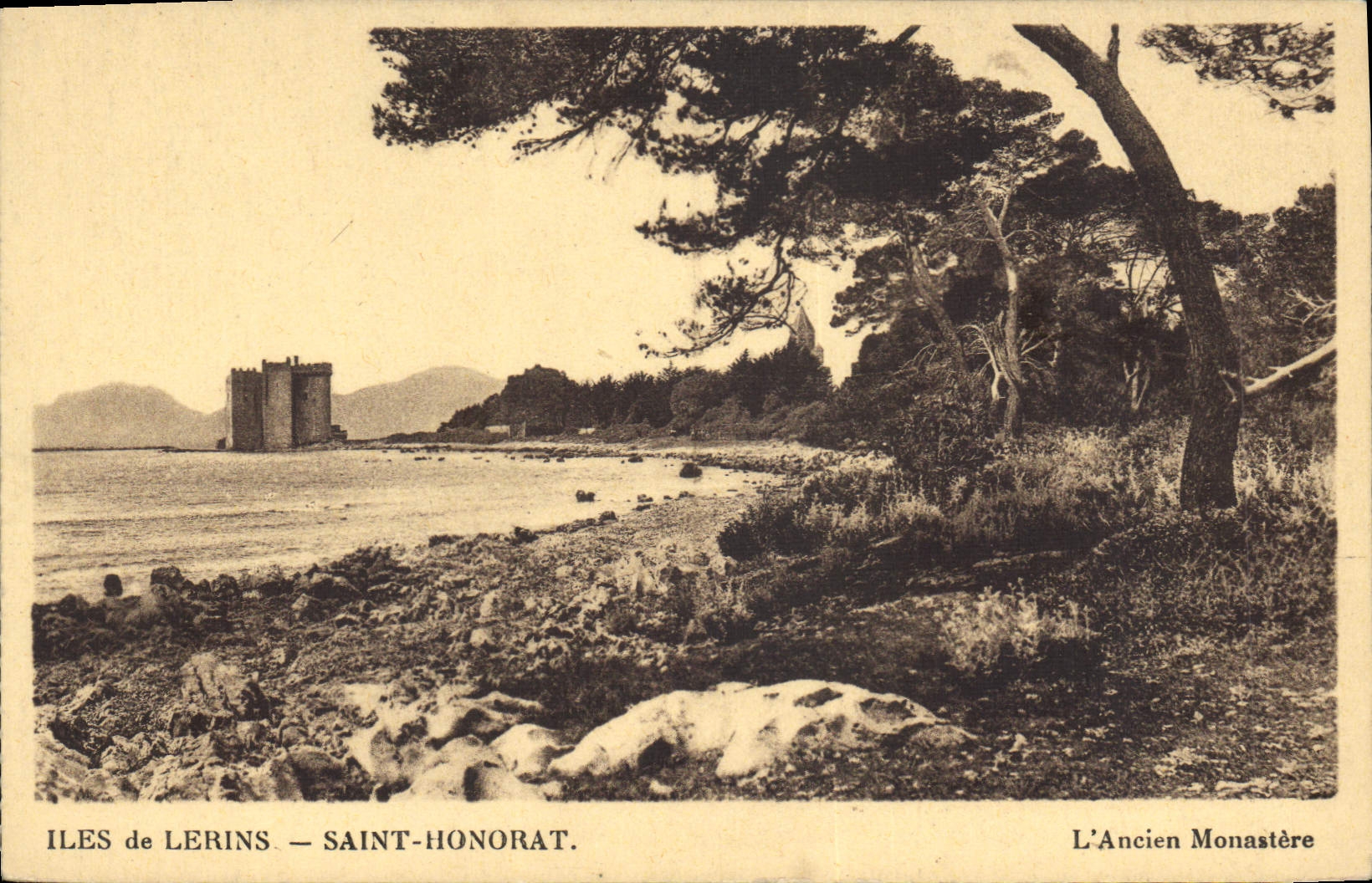 CPA Iles de Lerins Saint Honorat l'Ancien Monastere