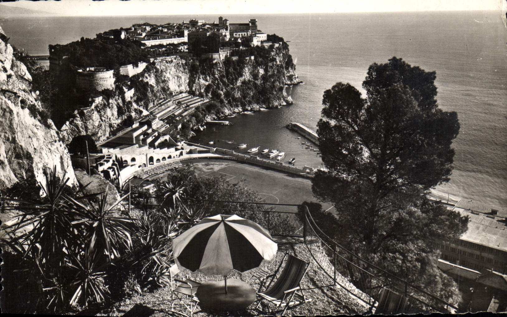 CPA Principaute de Monaco le Rocher vue prise de l'entree des Grottes du Jardin Exotique 