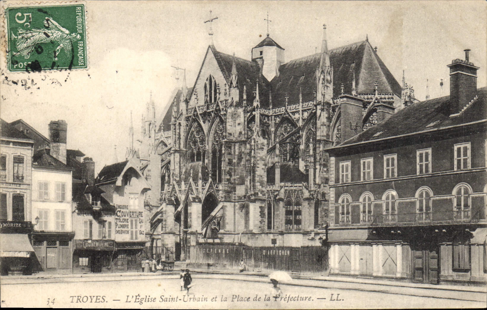 CPA Troyes l'Eglise Saint Urbain et la Place de la Prefecture