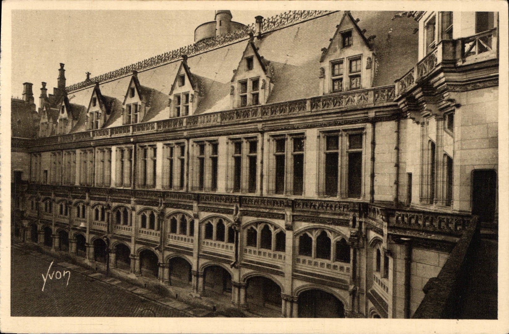 CPA Chateau de Pierrefonds Colonnade de la Cour d'honneur 