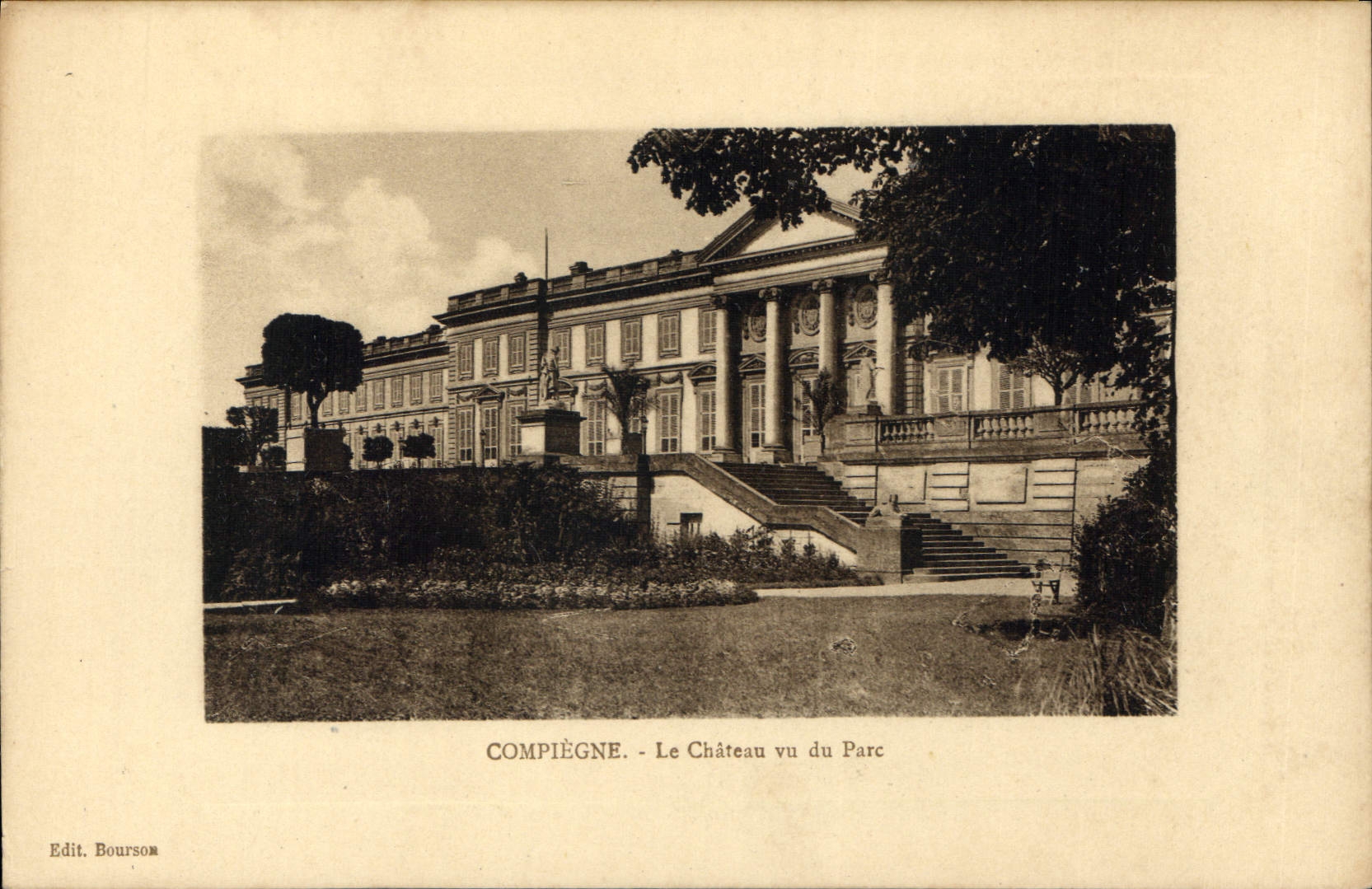 CPA Compiegne le Chateau vu du Parc 