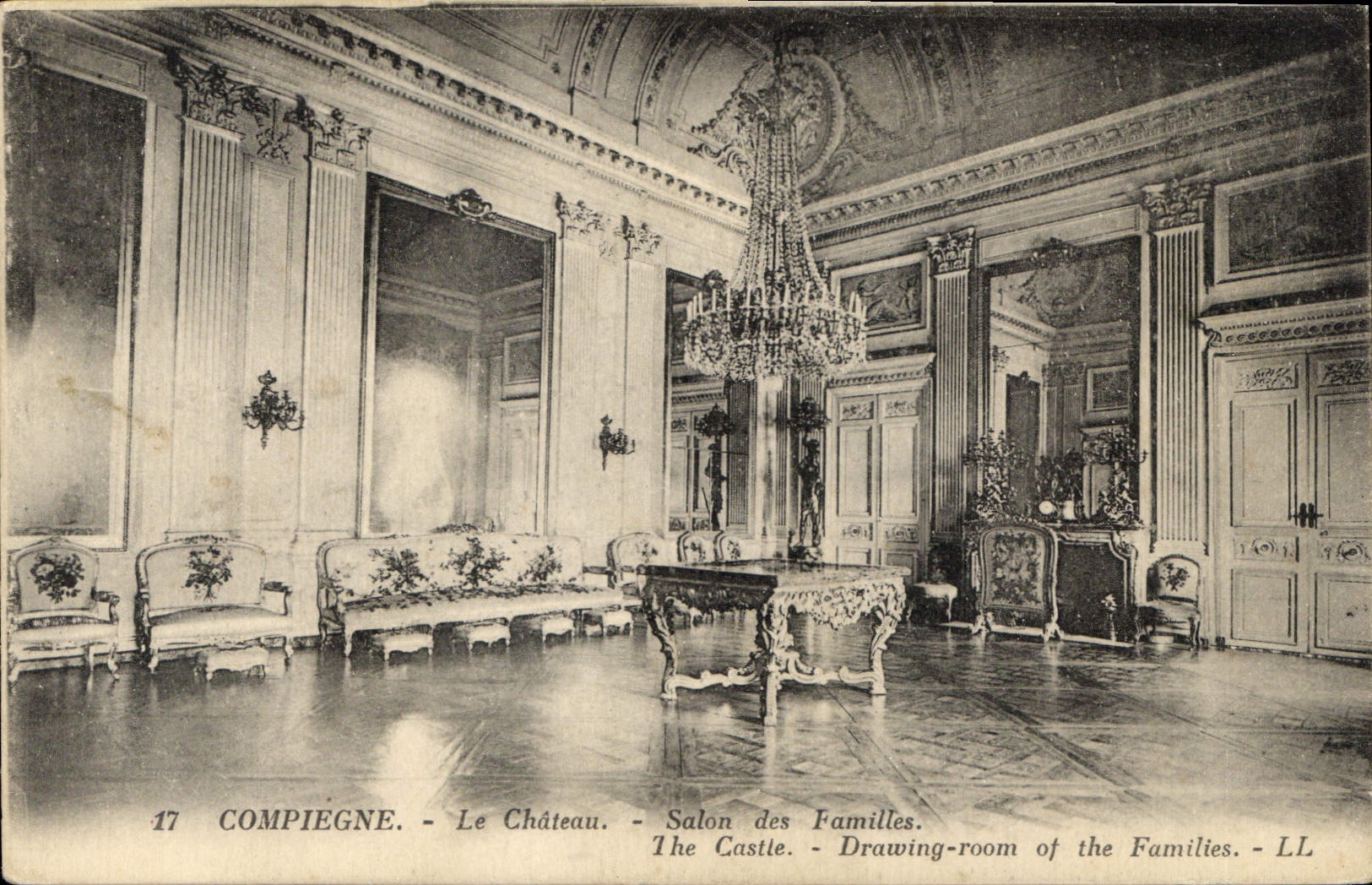 CPA Compiegne le Chateau Salon des familles 