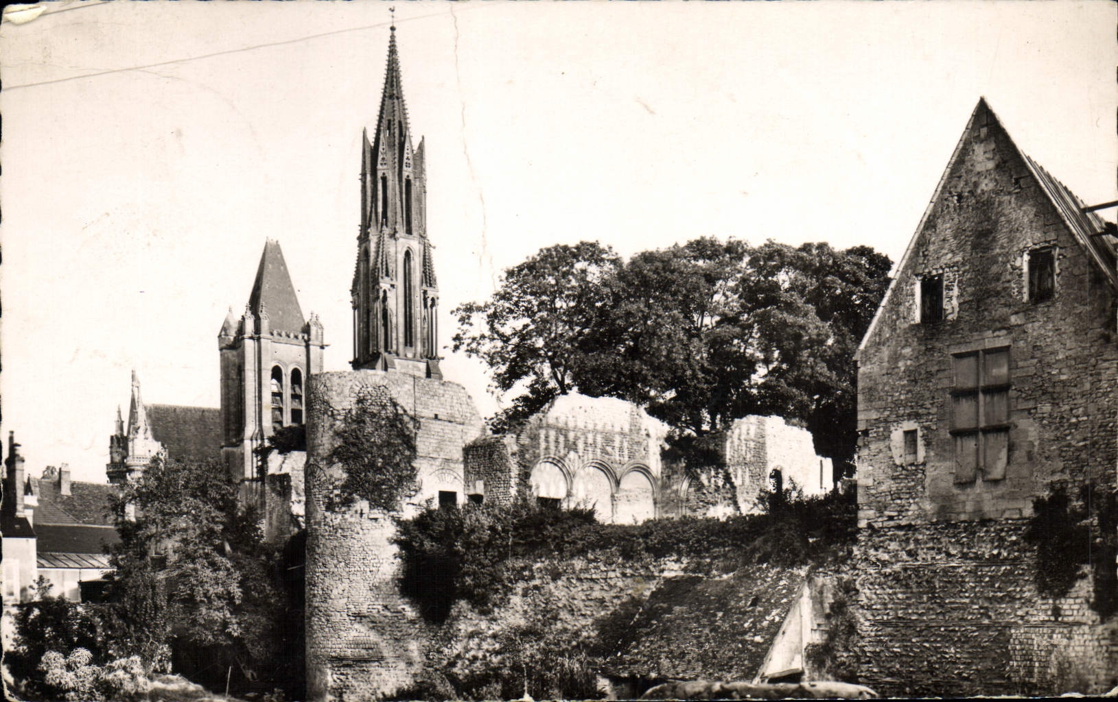 CPA Senlis Oise la Cathedrale et les Ruines du Chateau 