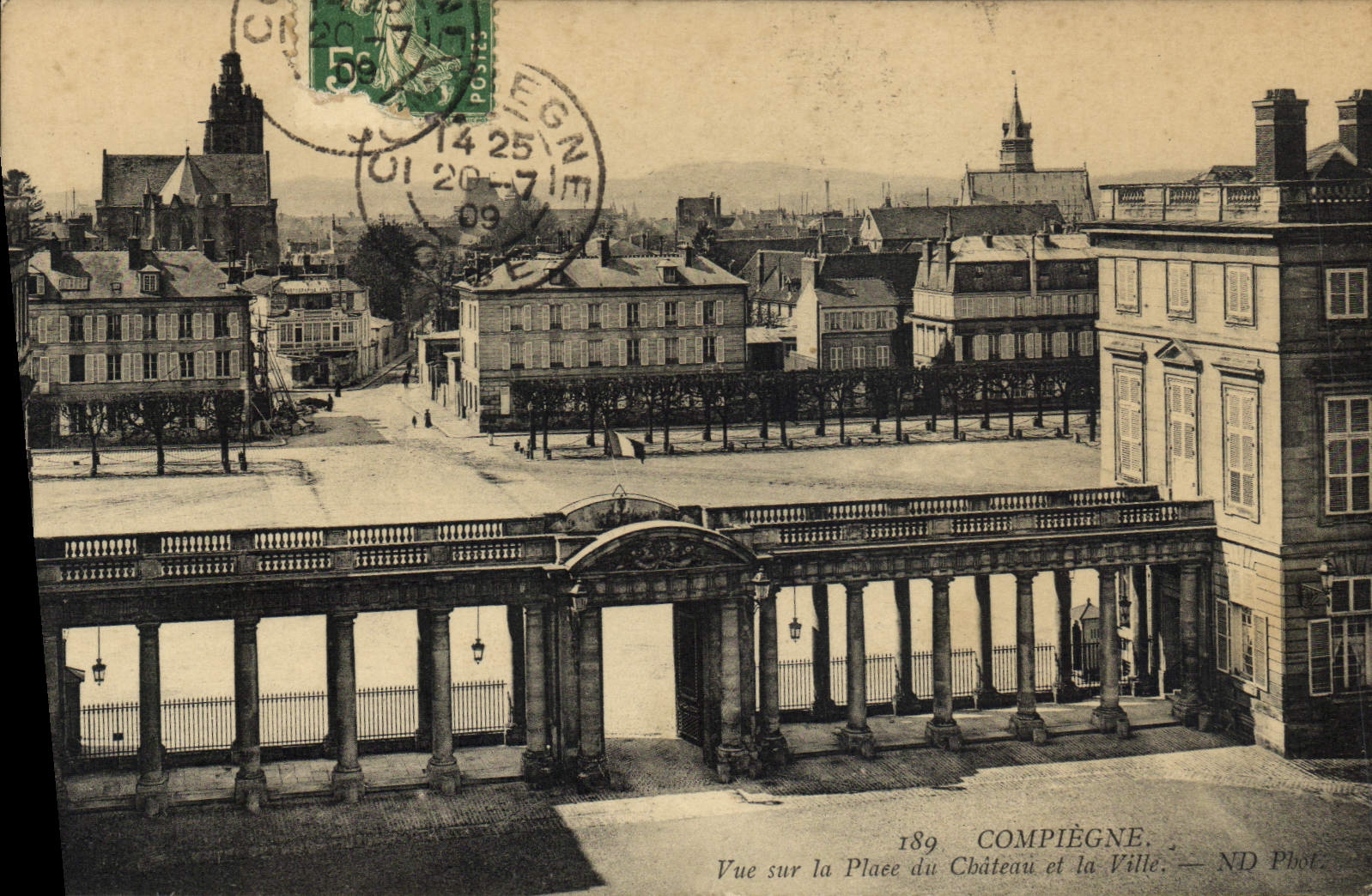 CPA Compiegne vue sur la Place du Chateau et la Ville