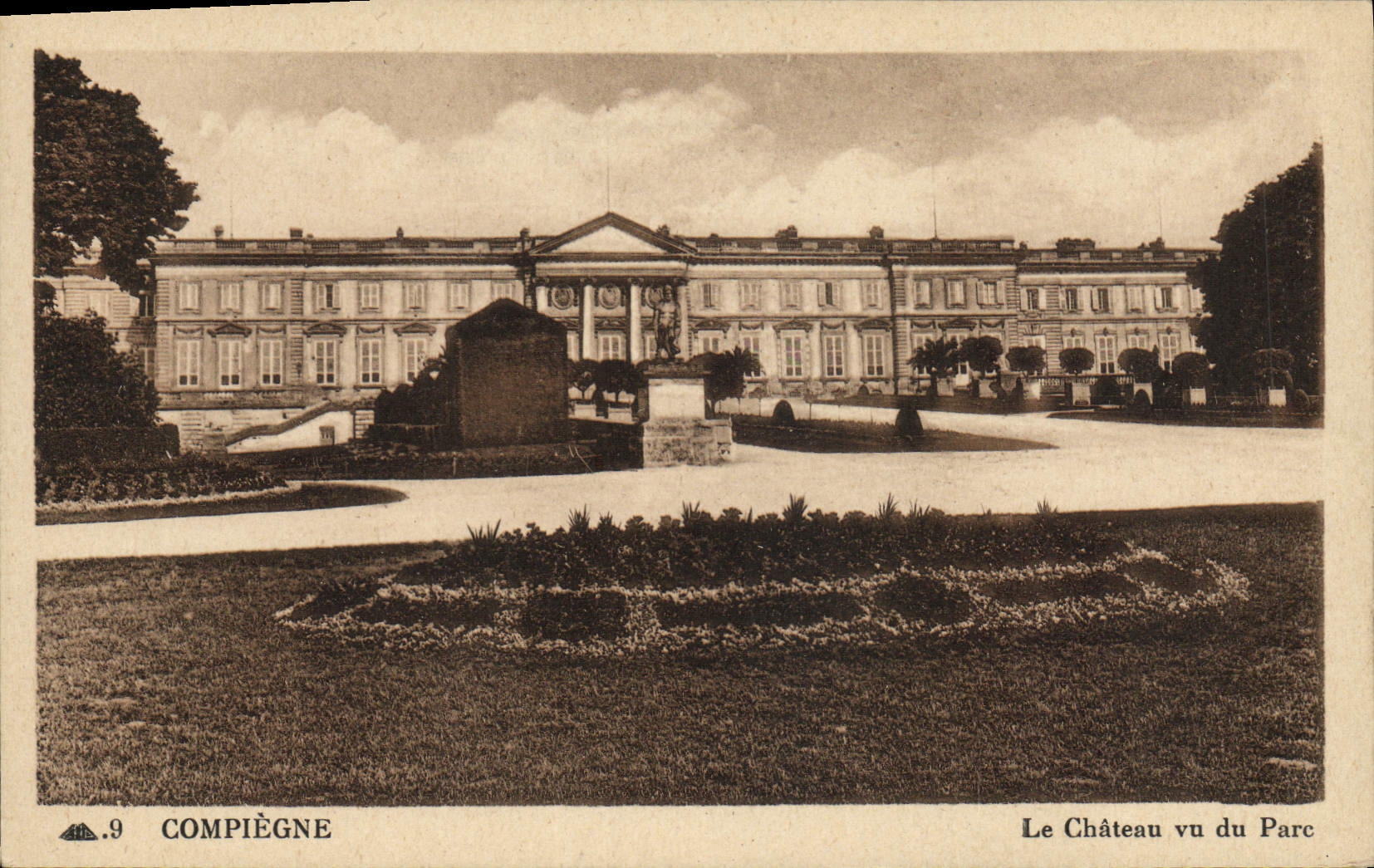 CPA Compiegne le Chateau vu du Parc 